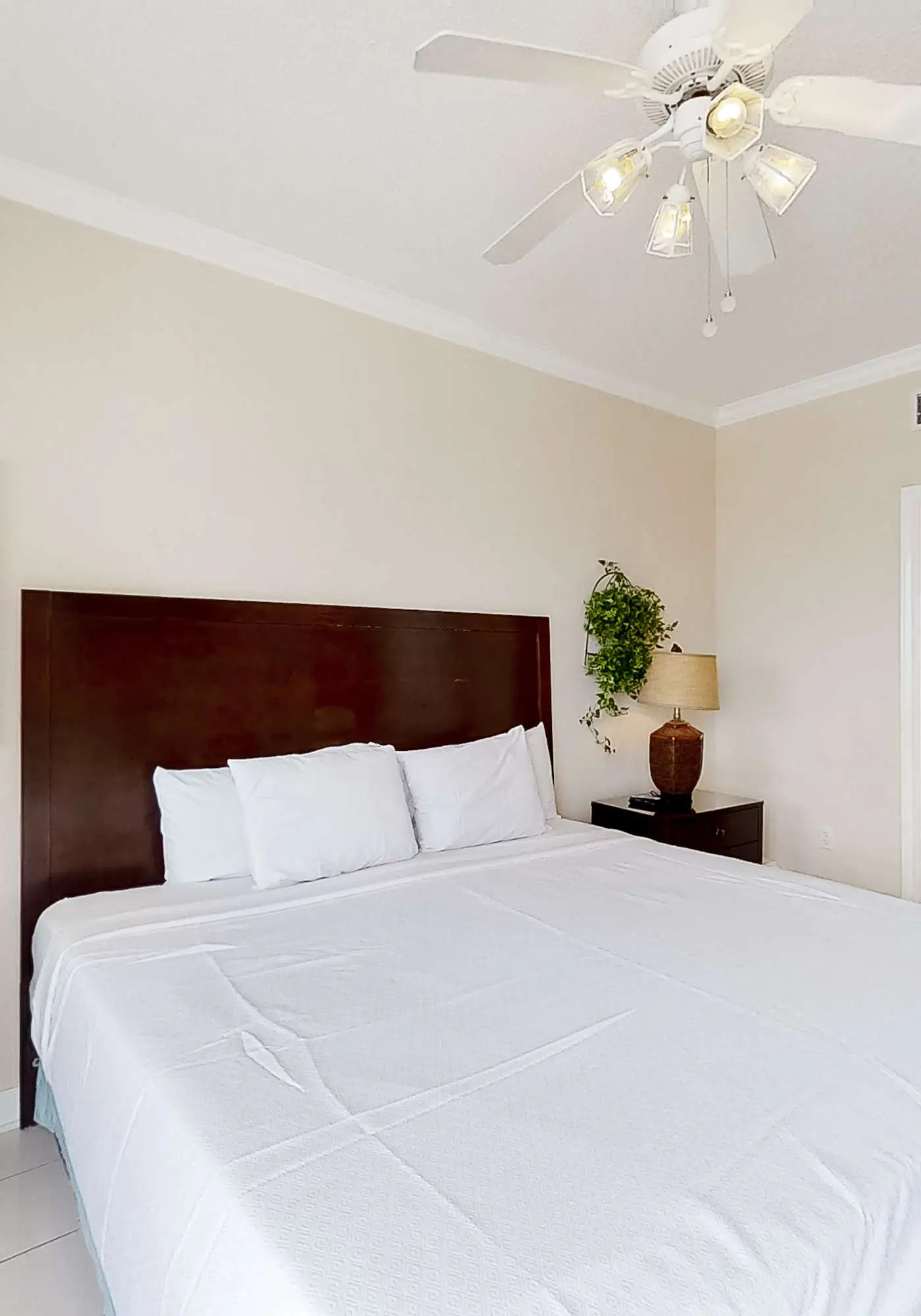 Convenient condo located in beachfront resort w/free WiFi, shared pool, AC