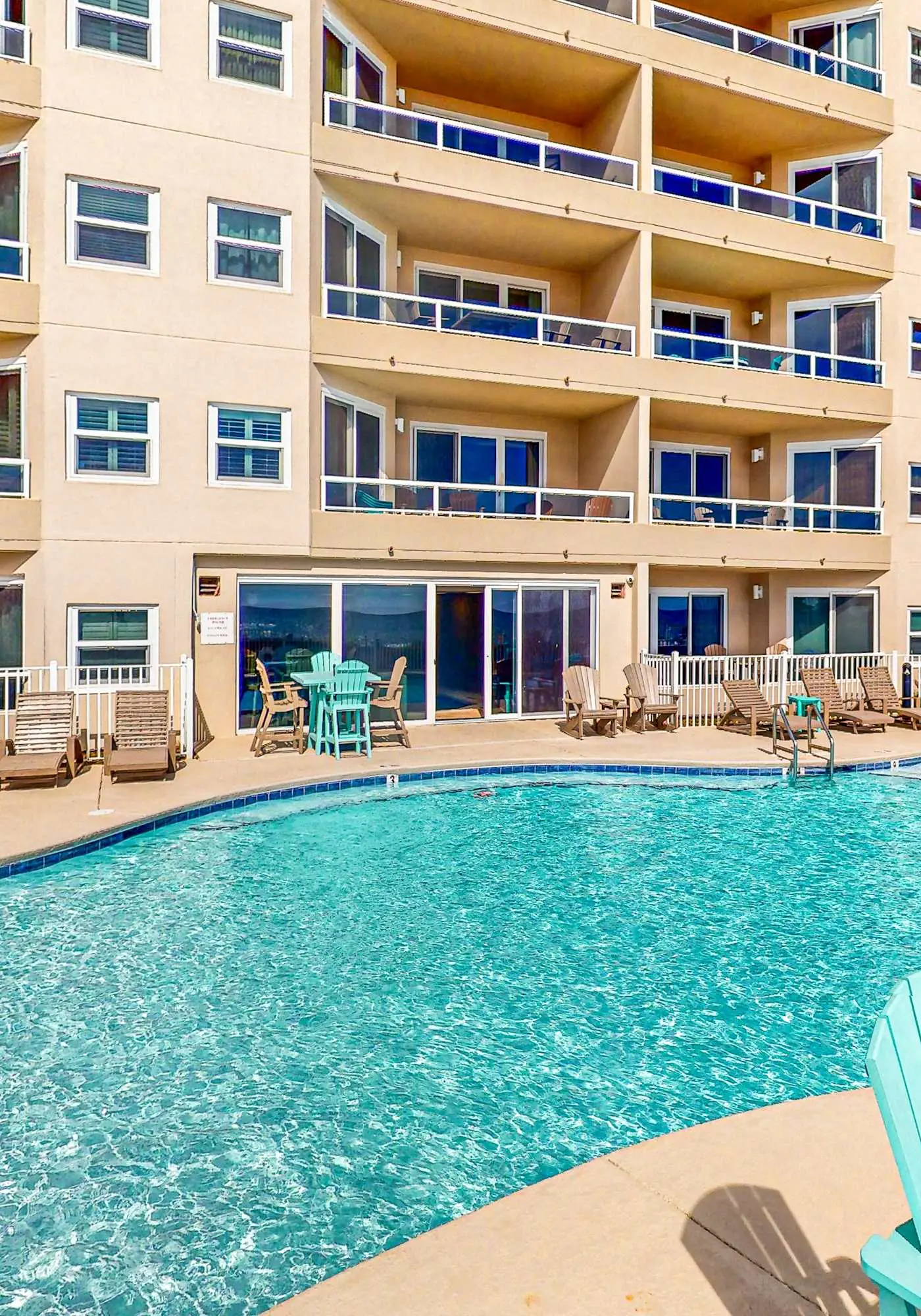 Convenient condo located in beachfront resort w/free WiFi, shared pool, AC