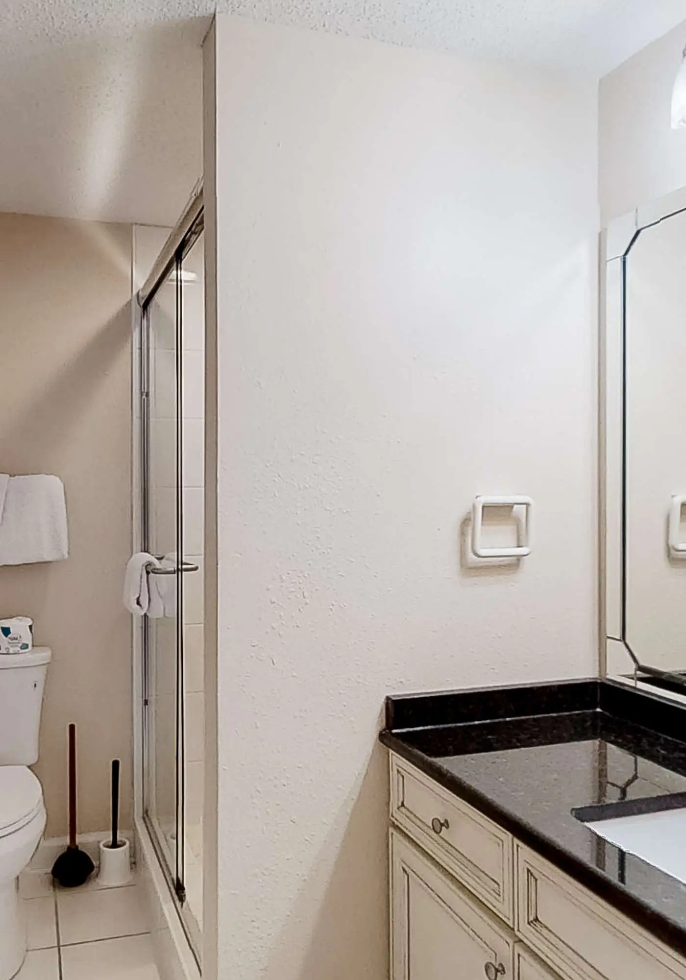 Convenient condo located in beachfront resort w/free WiFi, shared pool, AC