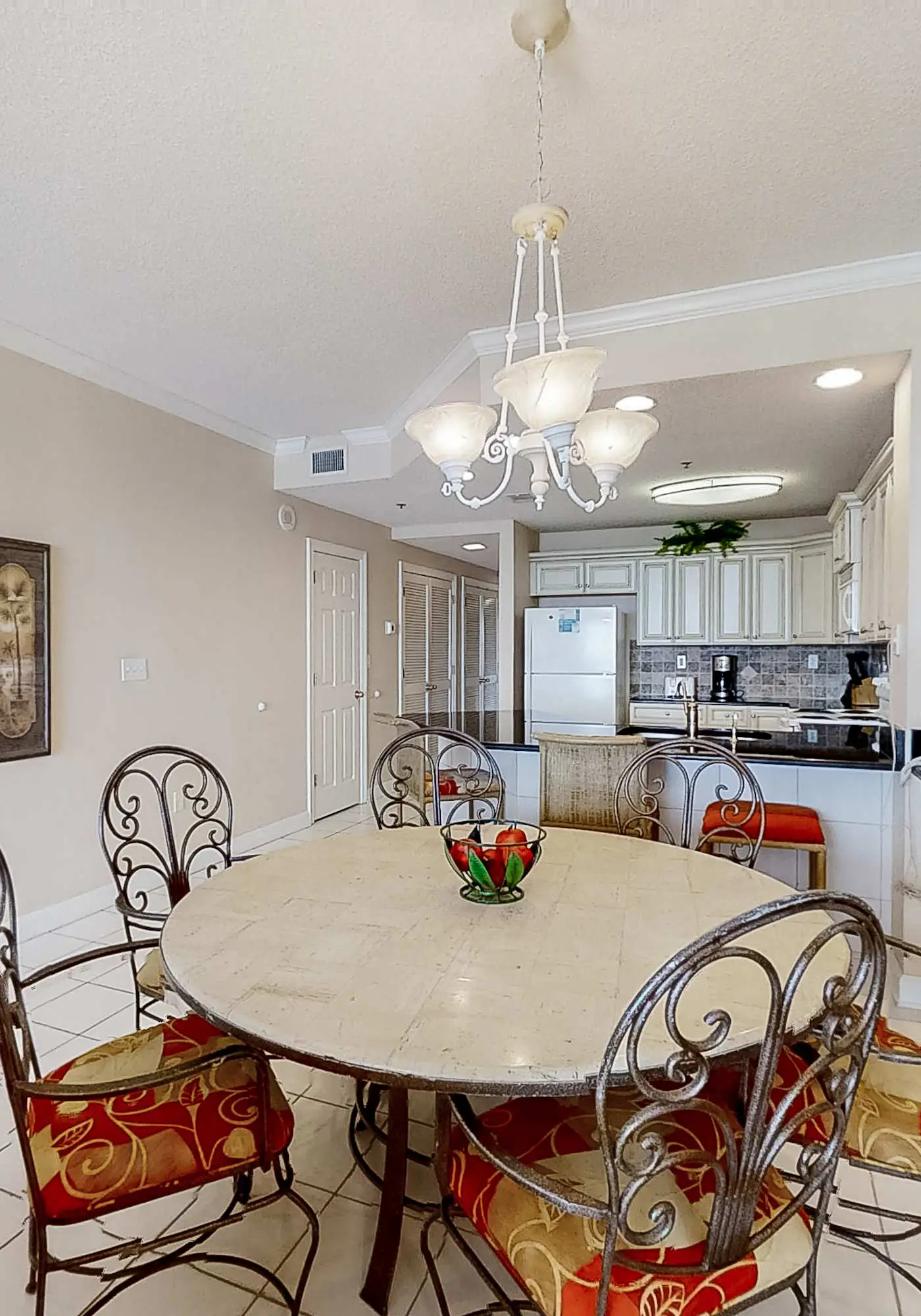 Convenient condo located in beachfront resort w/free WiFi, shared pool, AC