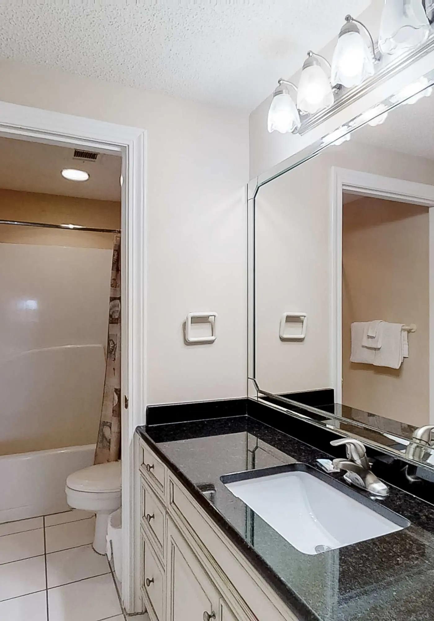 Convenient condo located in beachfront resort w/free WiFi, shared pool, AC