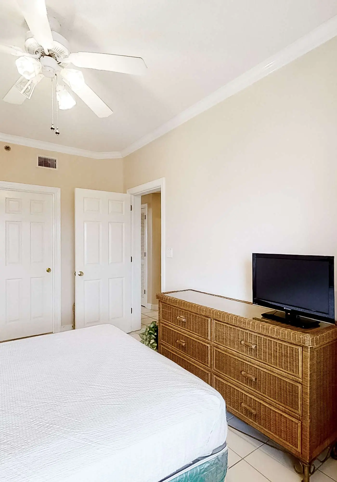 Convenient condo located in beachfront resort w/free WiFi, shared pool, AC