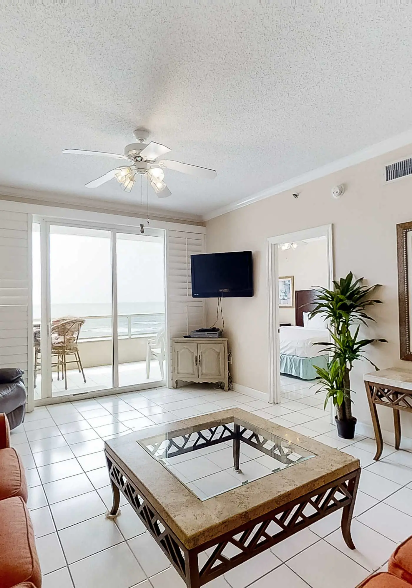 Convenient condo located in beachfront resort w/free WiFi, shared pool, AC