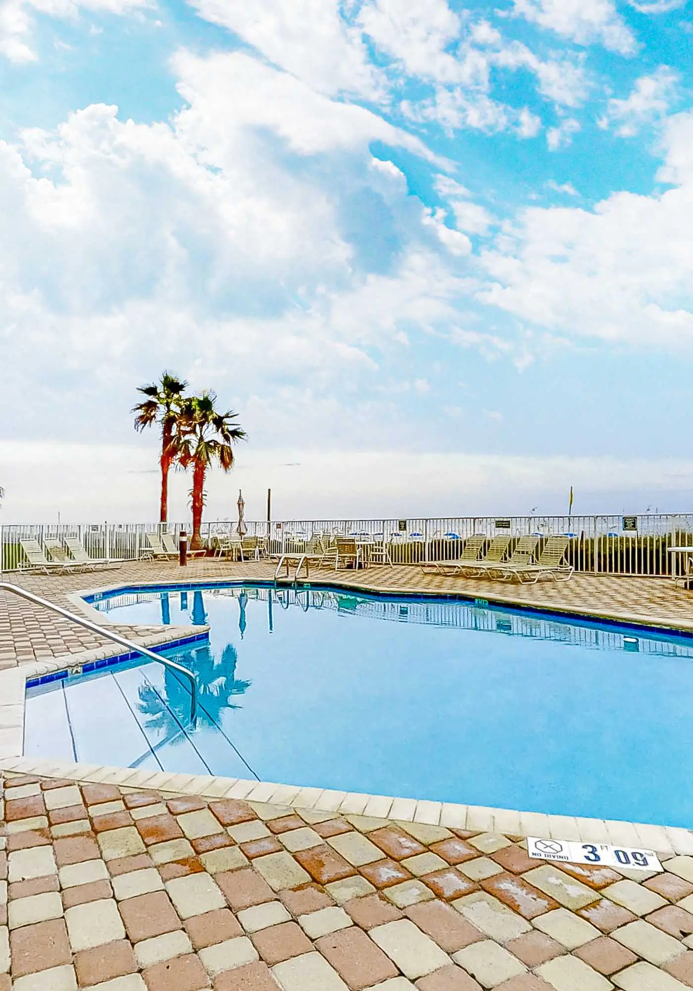 Convenient condo located in beachfront resort w/free WiFi, shared pool, AC