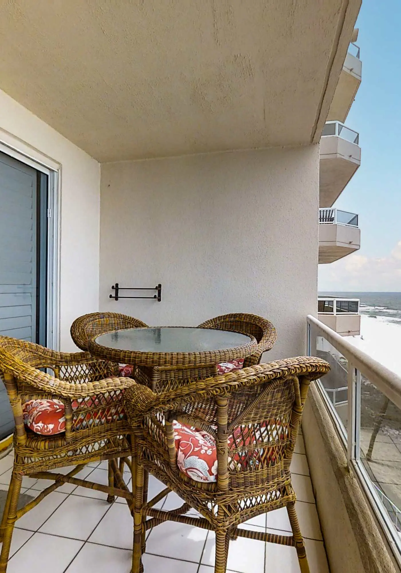 Convenient condo located in beachfront resort w/free WiFi, shared pool, AC