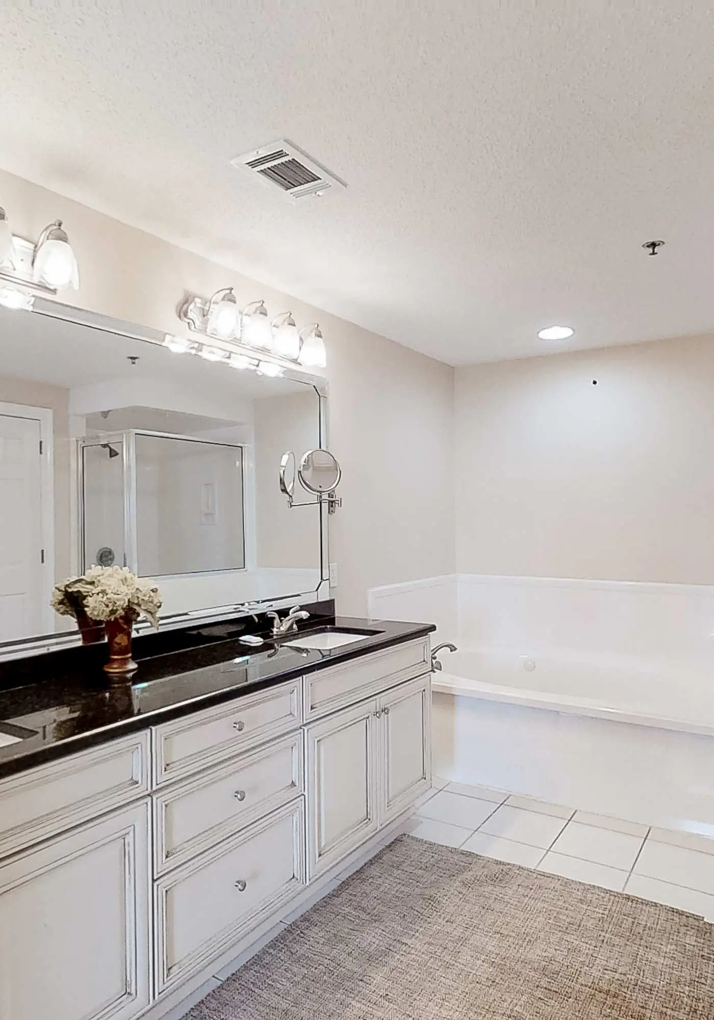 Convenient condo located in beachfront resort w/free WiFi, shared pool, AC