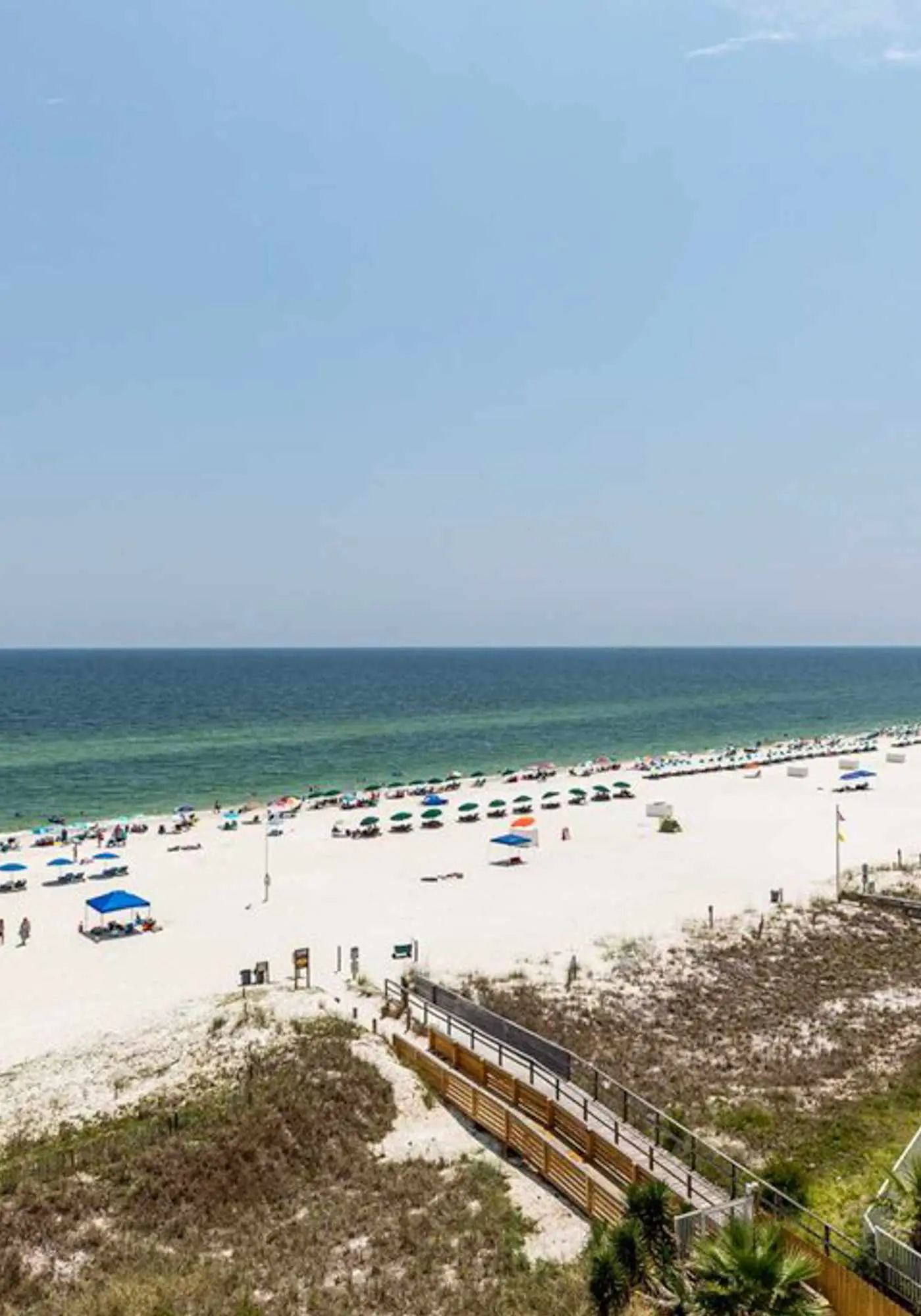 Convenient condo located in beachfront resort w/free WiFi, shared pool, AC
