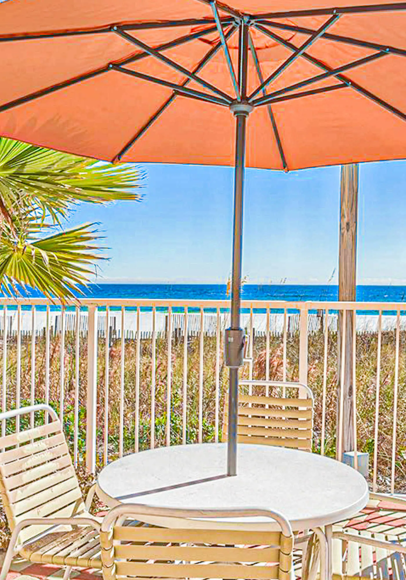Convenient condo located in beachfront resort w/free WiFi, shared pool, AC