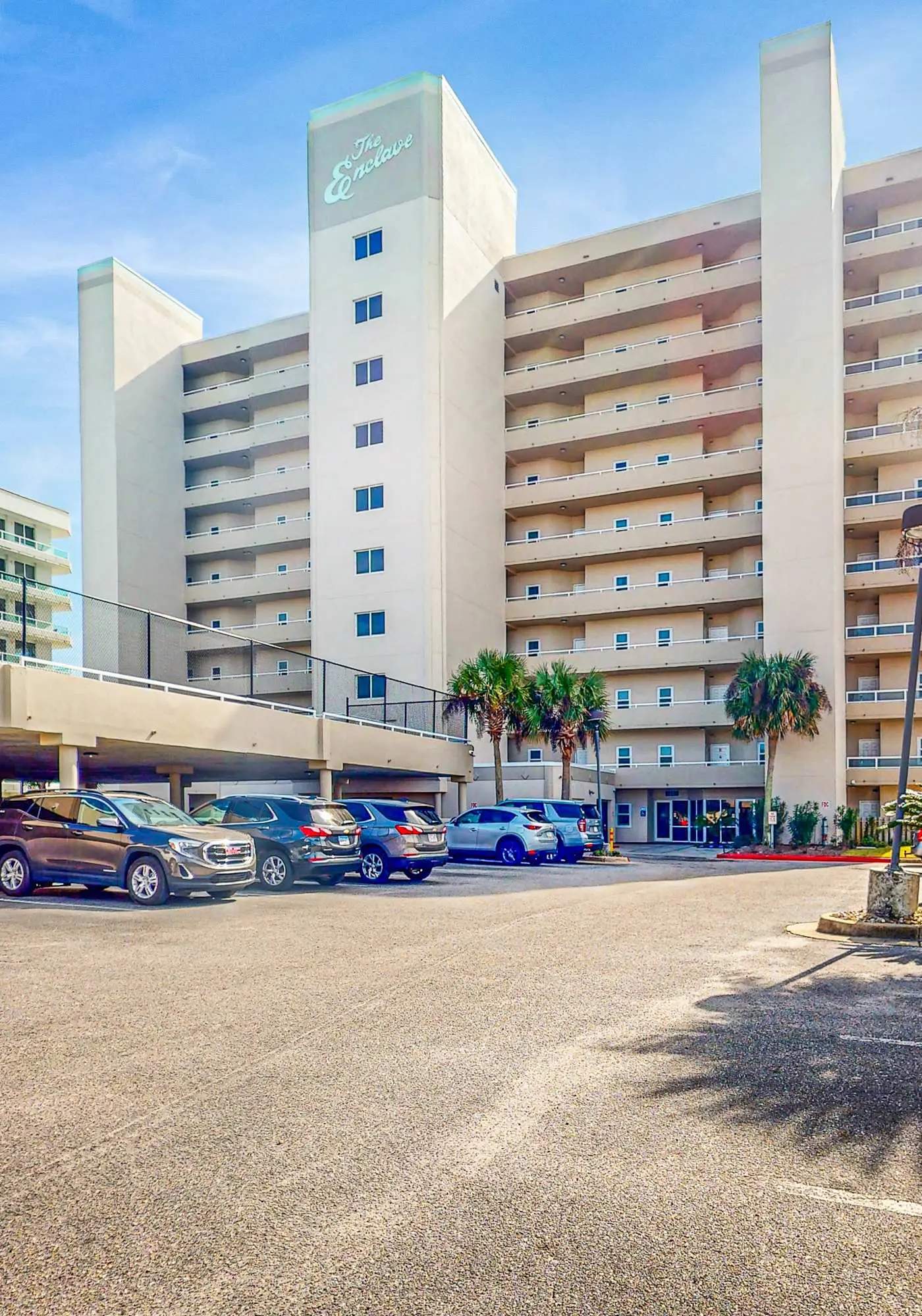 Convenient condo located in beachfront resort w/free WiFi, shared pool, AC