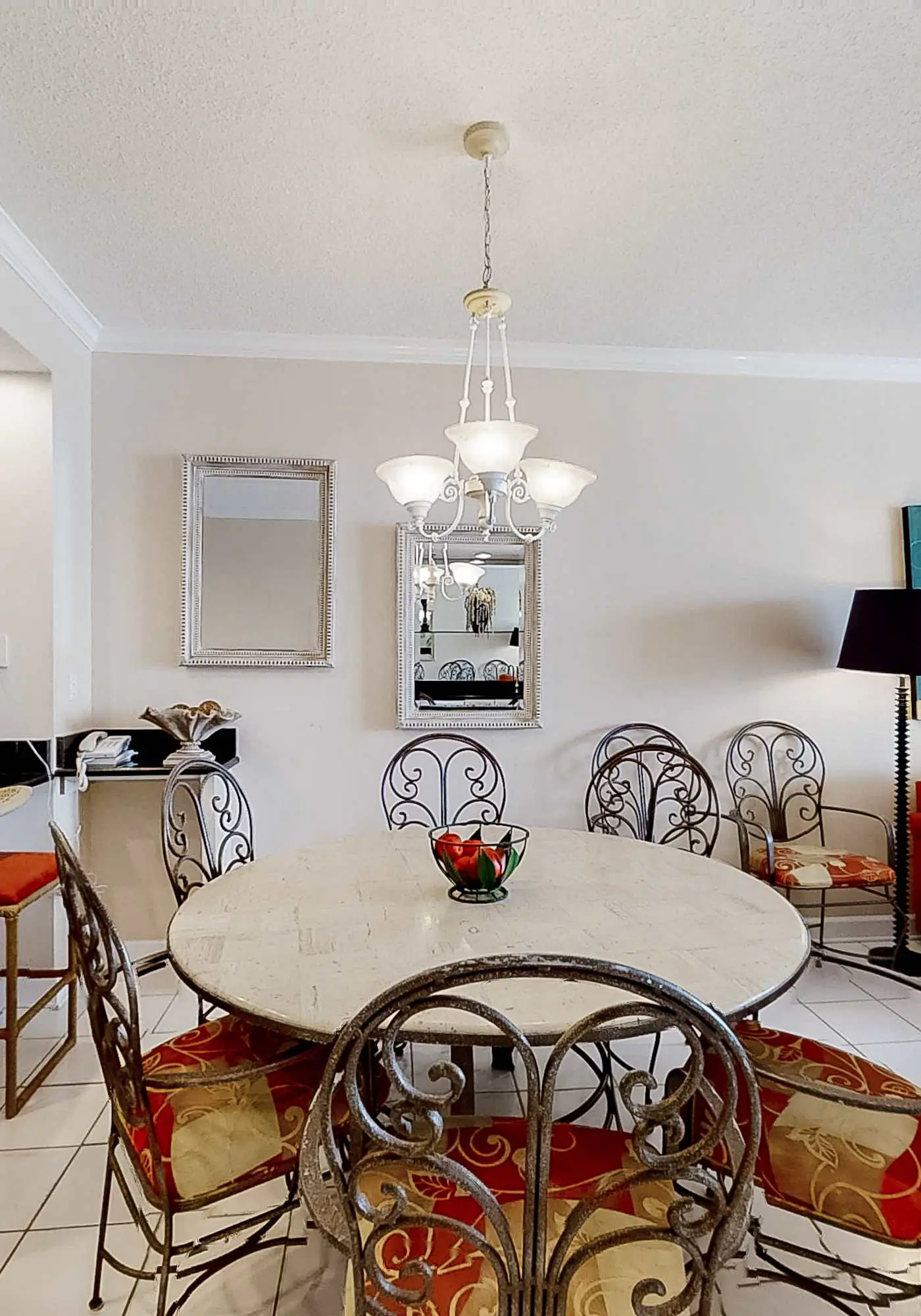 Convenient condo located in beachfront resort w/free WiFi, shared pool, AC
