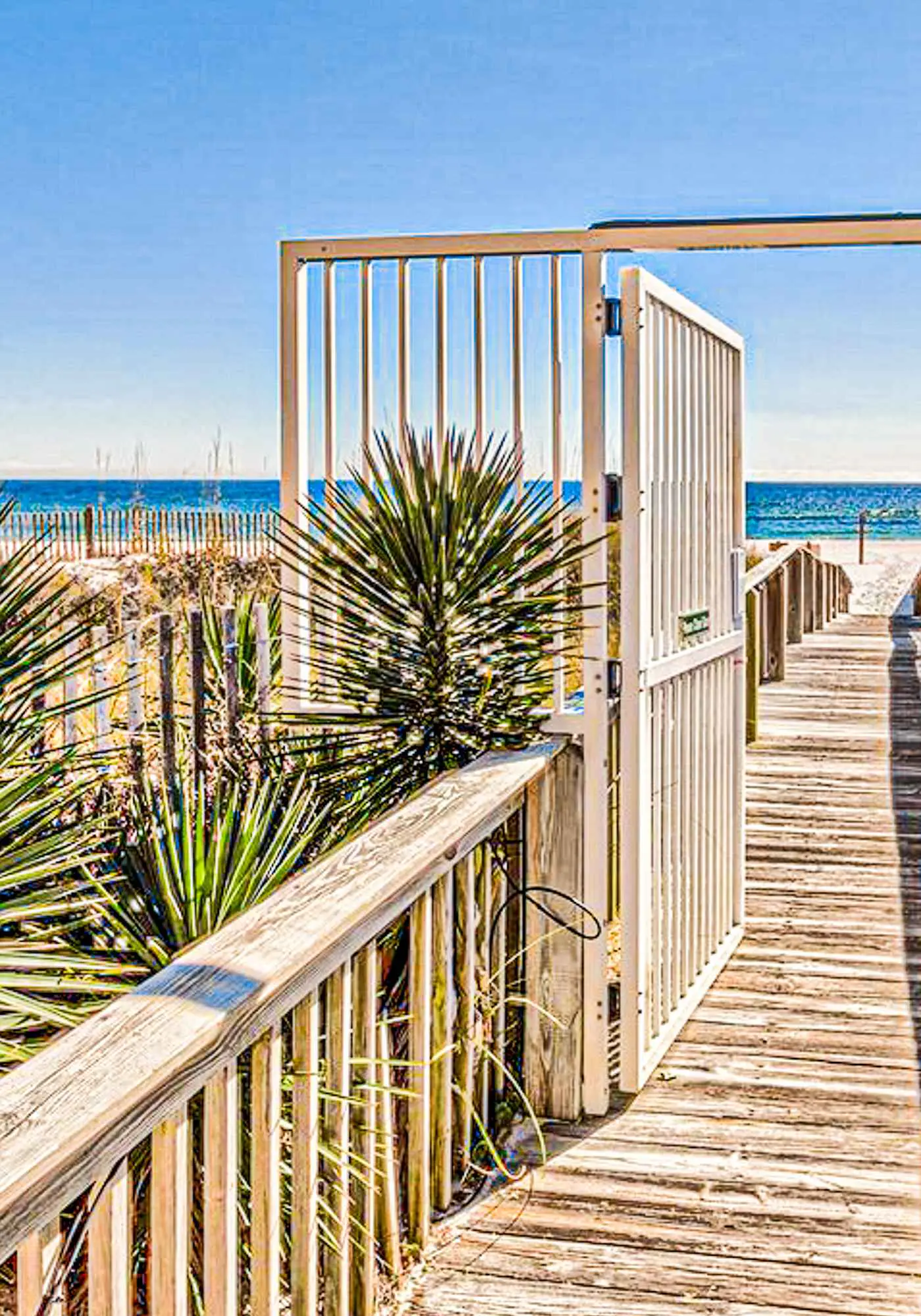 Convenient condo located in beachfront resort w/free WiFi, shared pool, AC