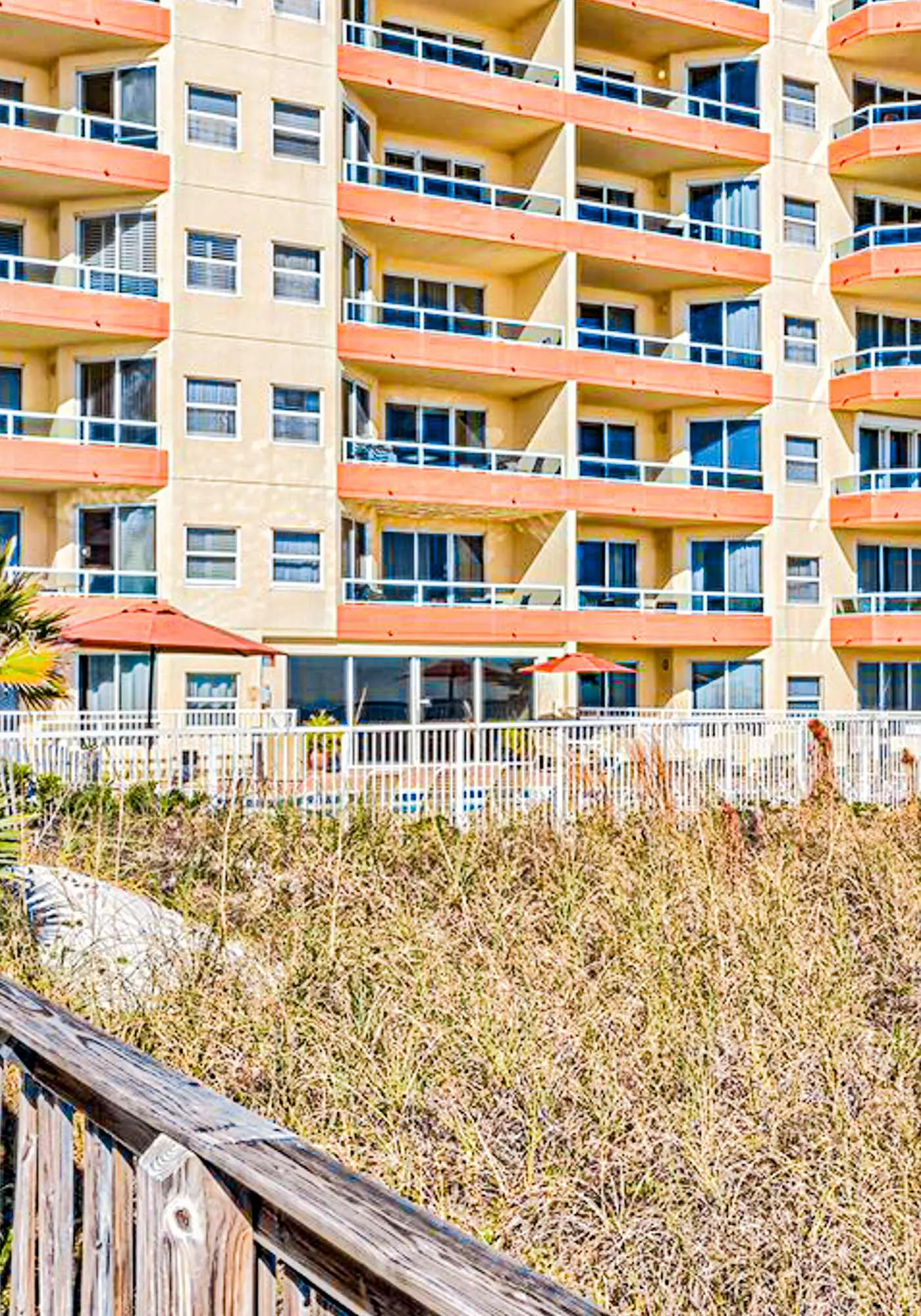 Convenient condo located in beachfront resort w/free WiFi, shared pool, AC