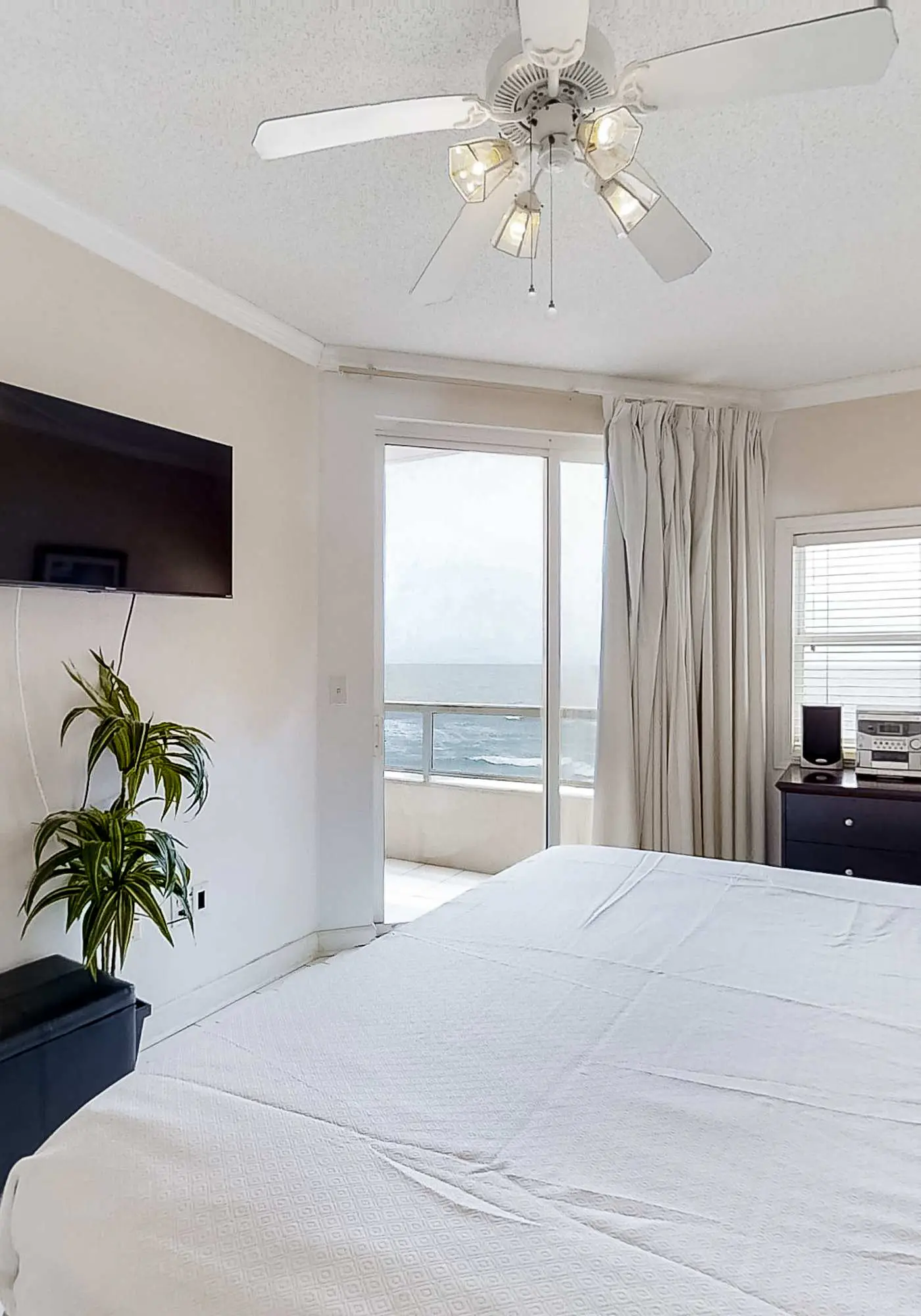 Convenient condo located in beachfront resort w/free WiFi, shared pool, AC