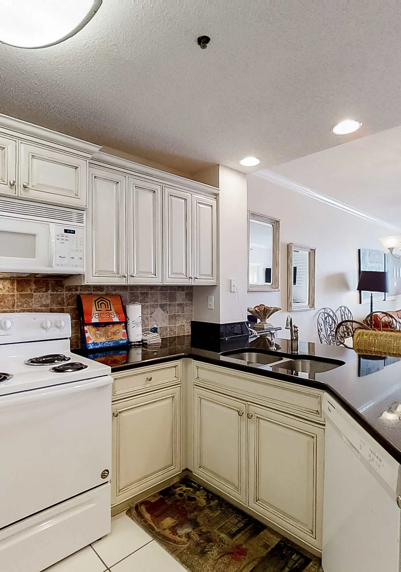 Convenient condo located in beachfront resort w/free WiFi, shared pool, AC
