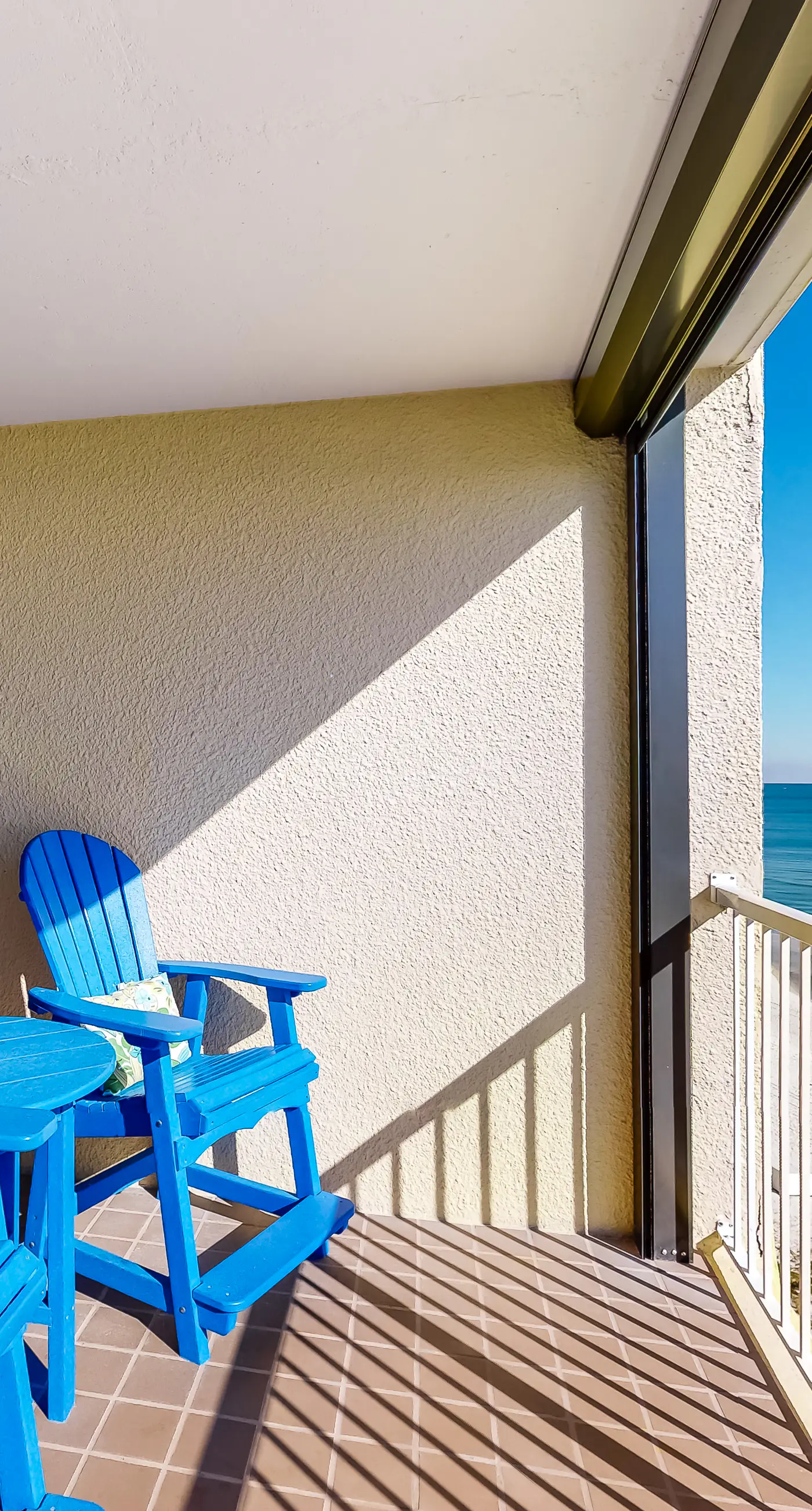 Dreamy beach condo with water views, balcony, pool & beach access