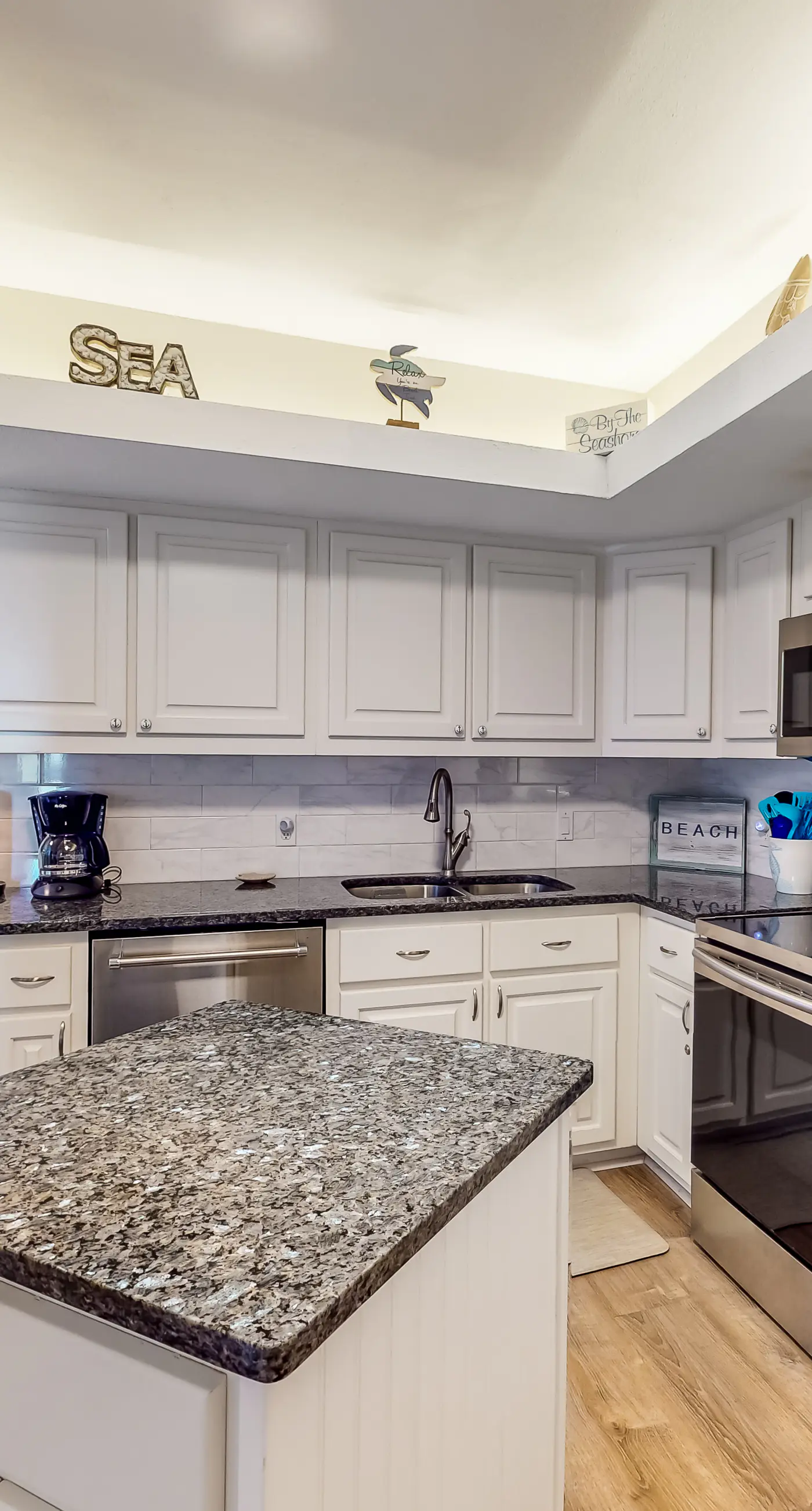 Dreamy beach condo with water views, balcony, pool & beach access