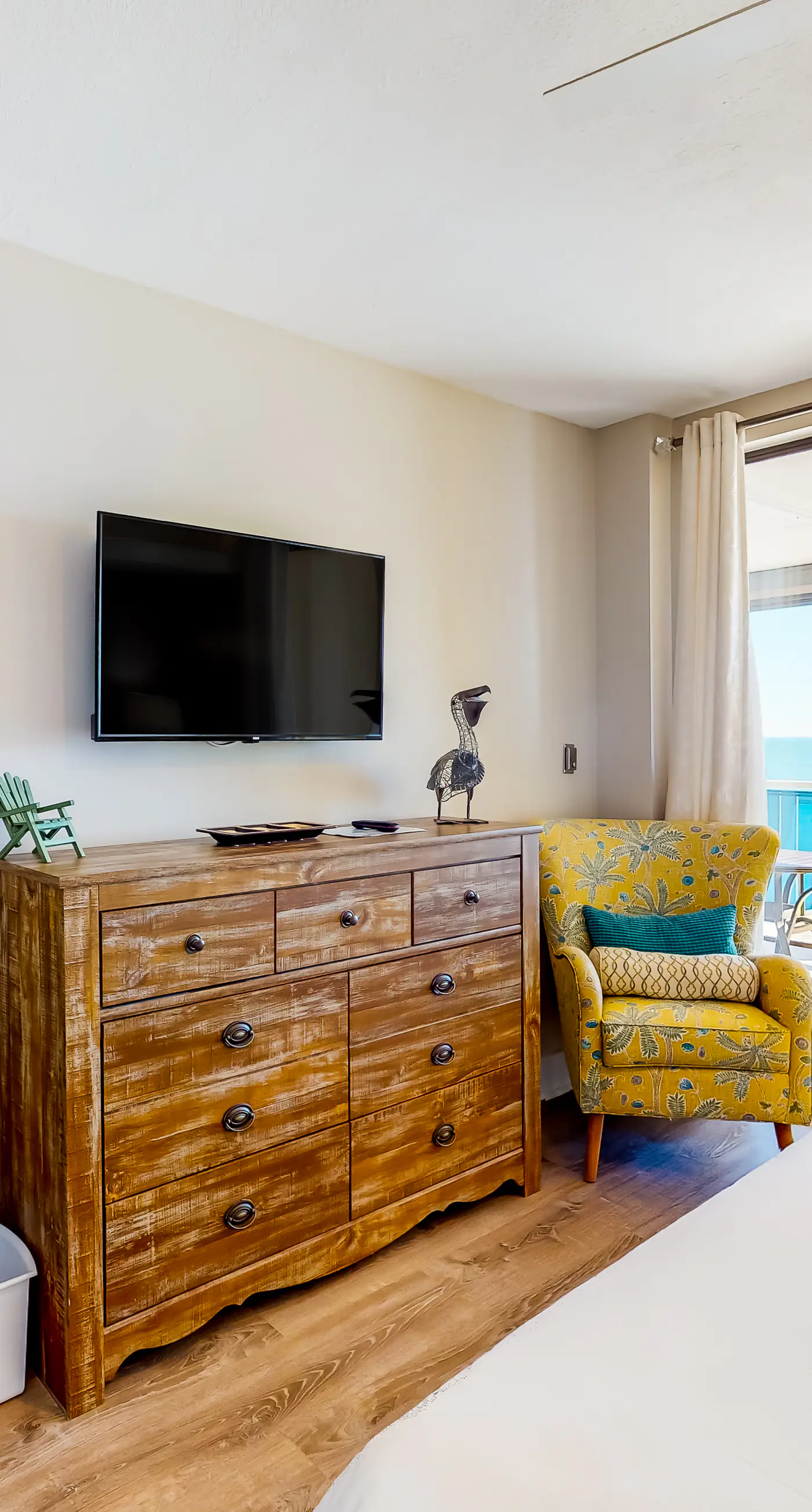 Dreamy beach condo with water views, balcony, pool & beach access