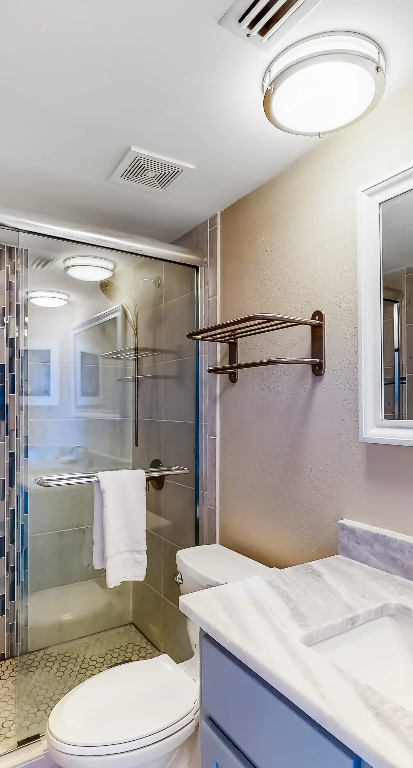 Dreamy beach condo with water views, balcony, pool & beach access