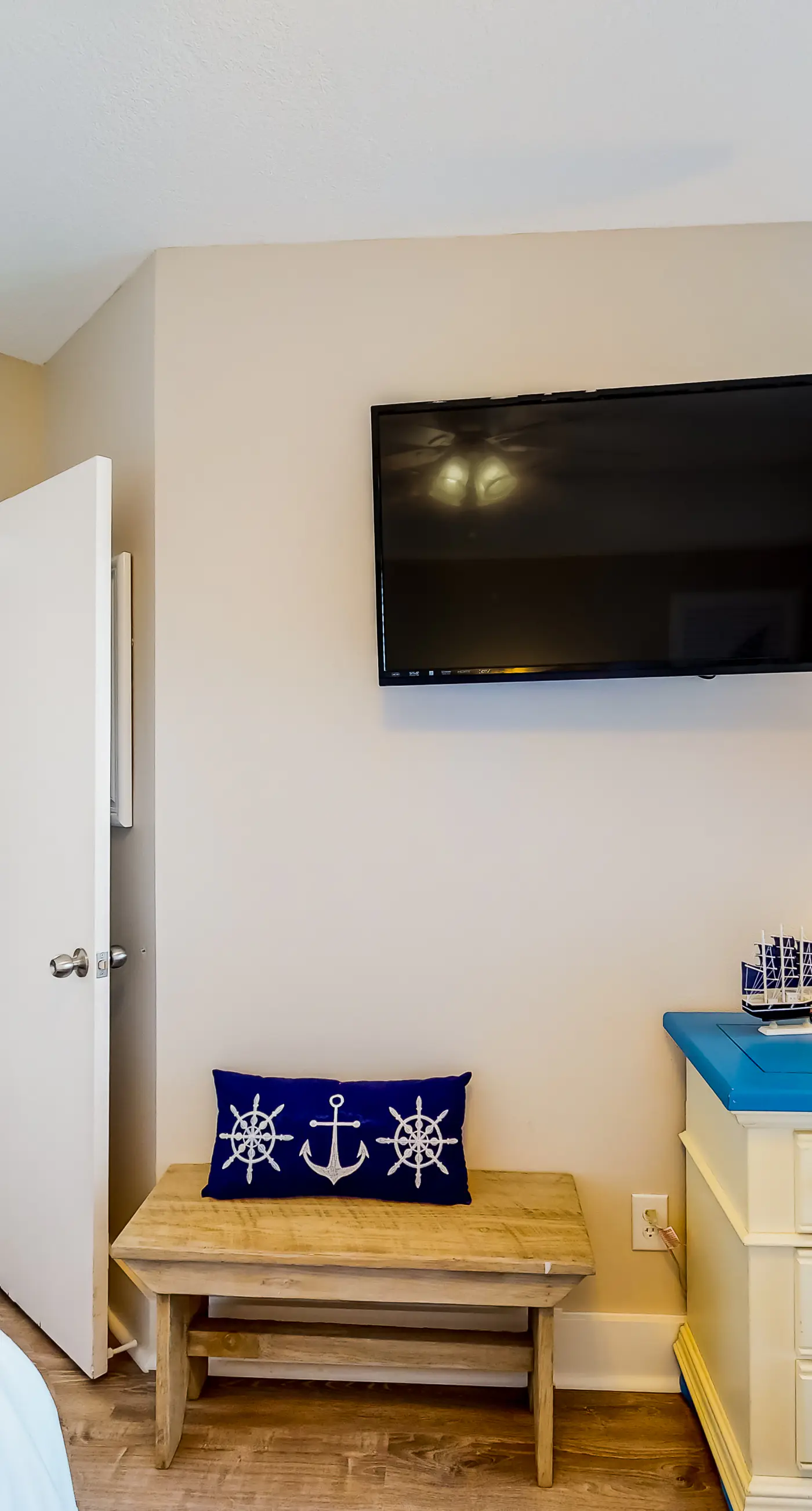 Dreamy beach condo with water views, balcony, pool & beach access