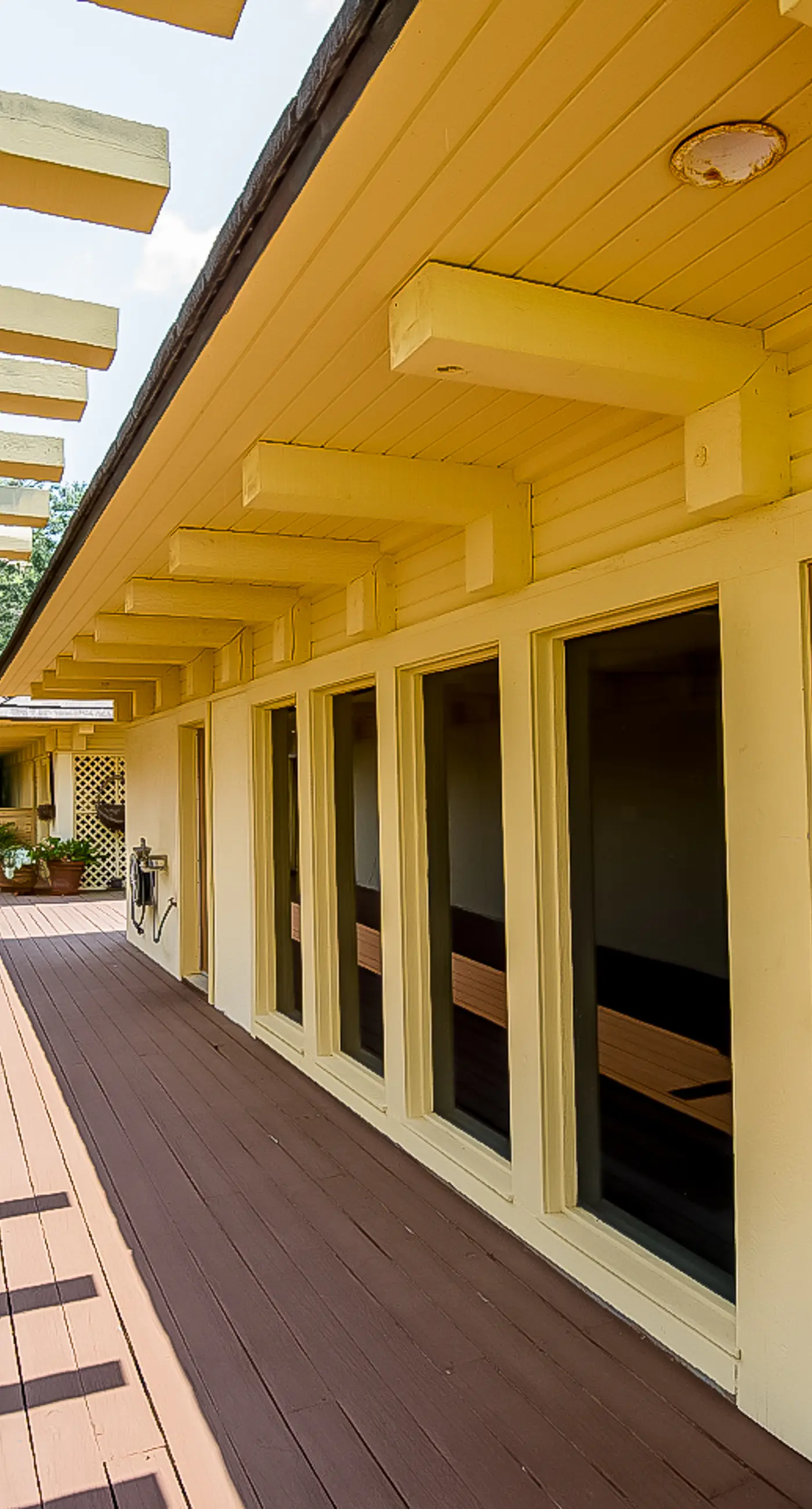 Dreamy beach condo with water views, balcony, pool & beach access