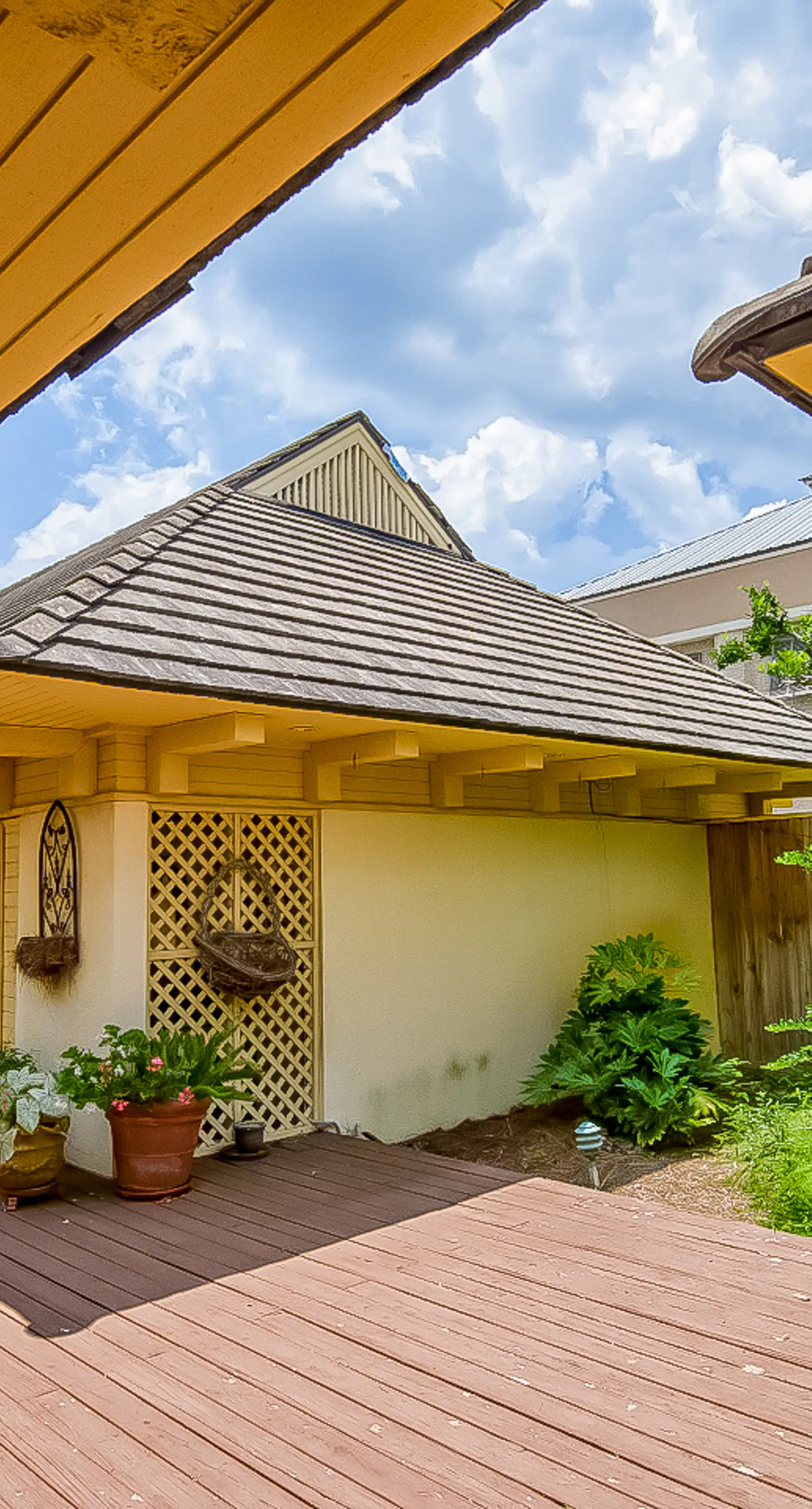 Dreamy beach condo with water views, balcony, pool & beach access