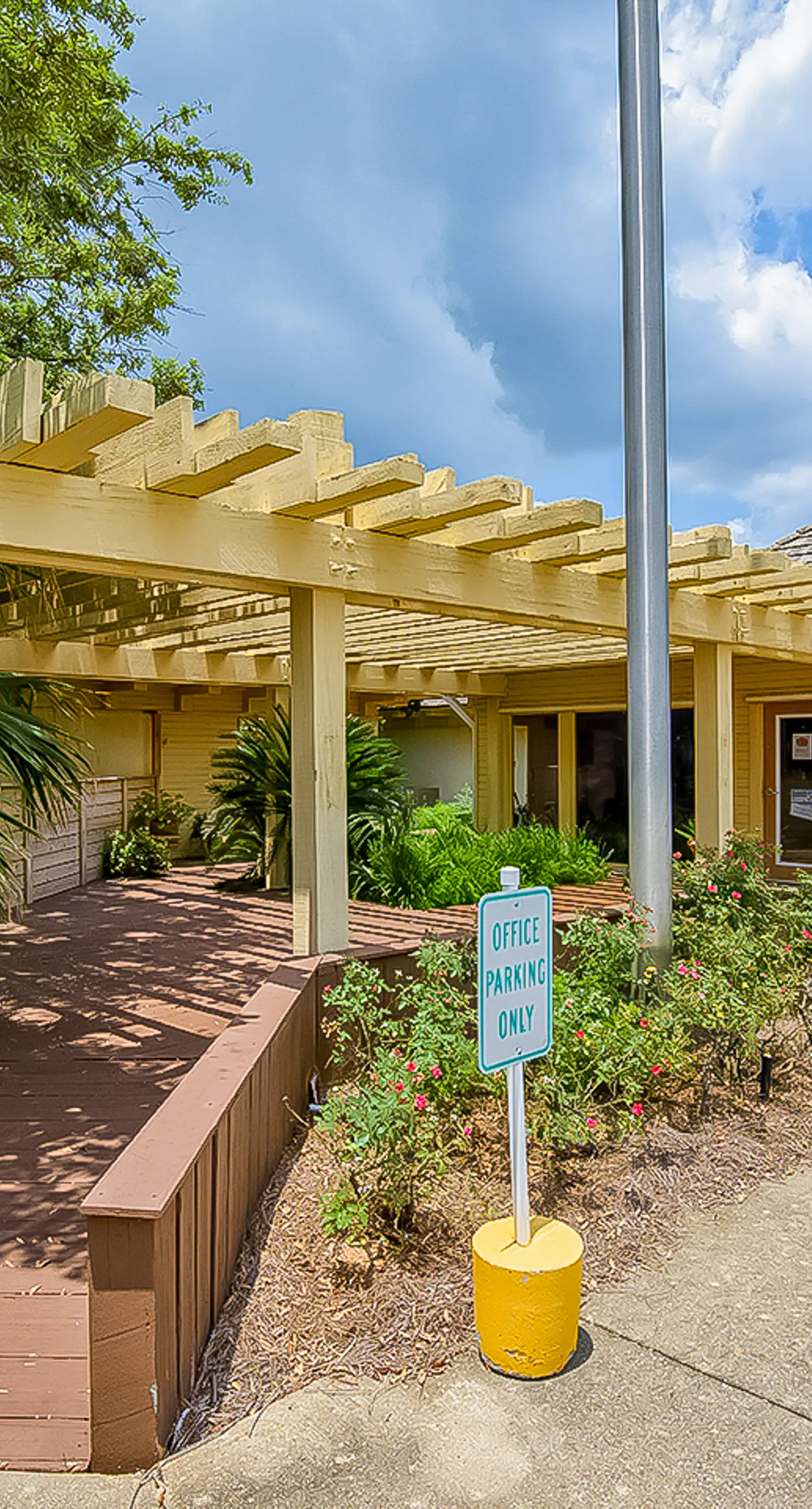 Dreamy beach condo with water views, balcony, pool & beach access