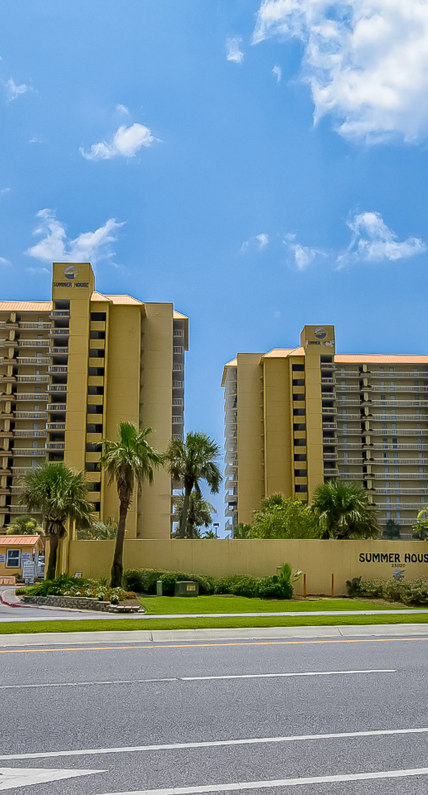 Dreamy beach condo with water views, balcony, pool & beach access