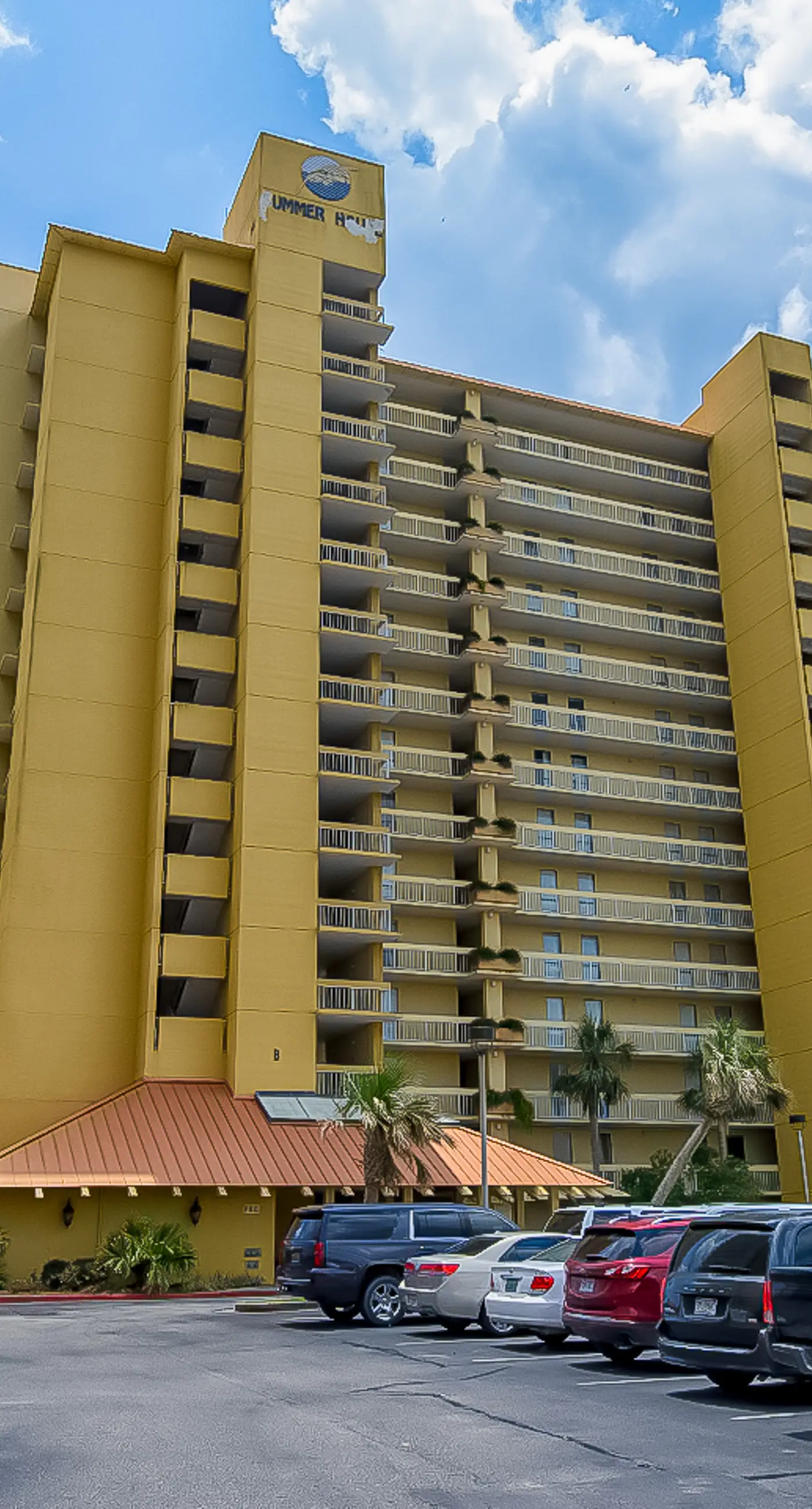 Dreamy beach condo with water views, balcony, pool & beach access