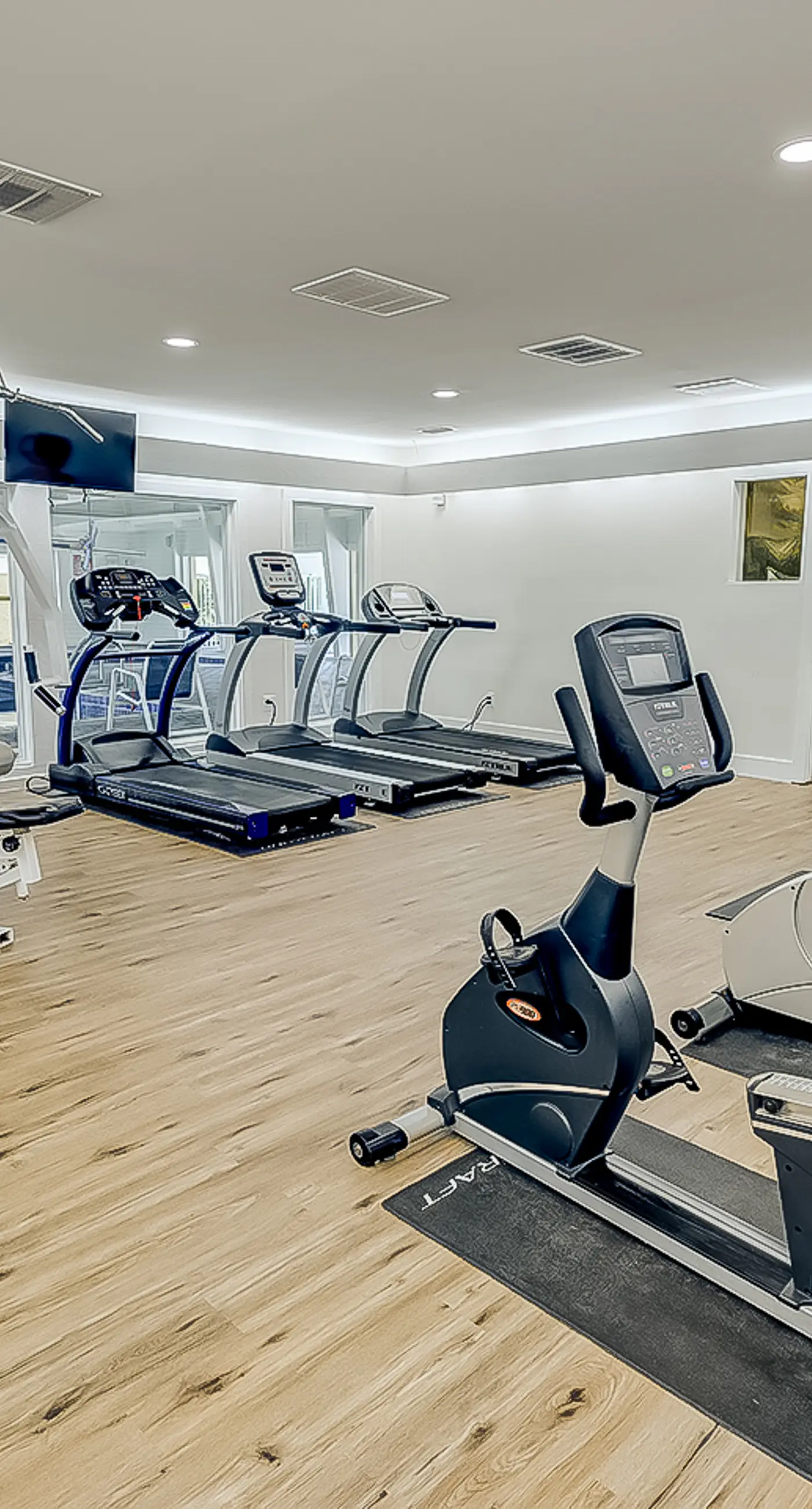 Dreamy beach condo with water views, balcony, pool & beach access