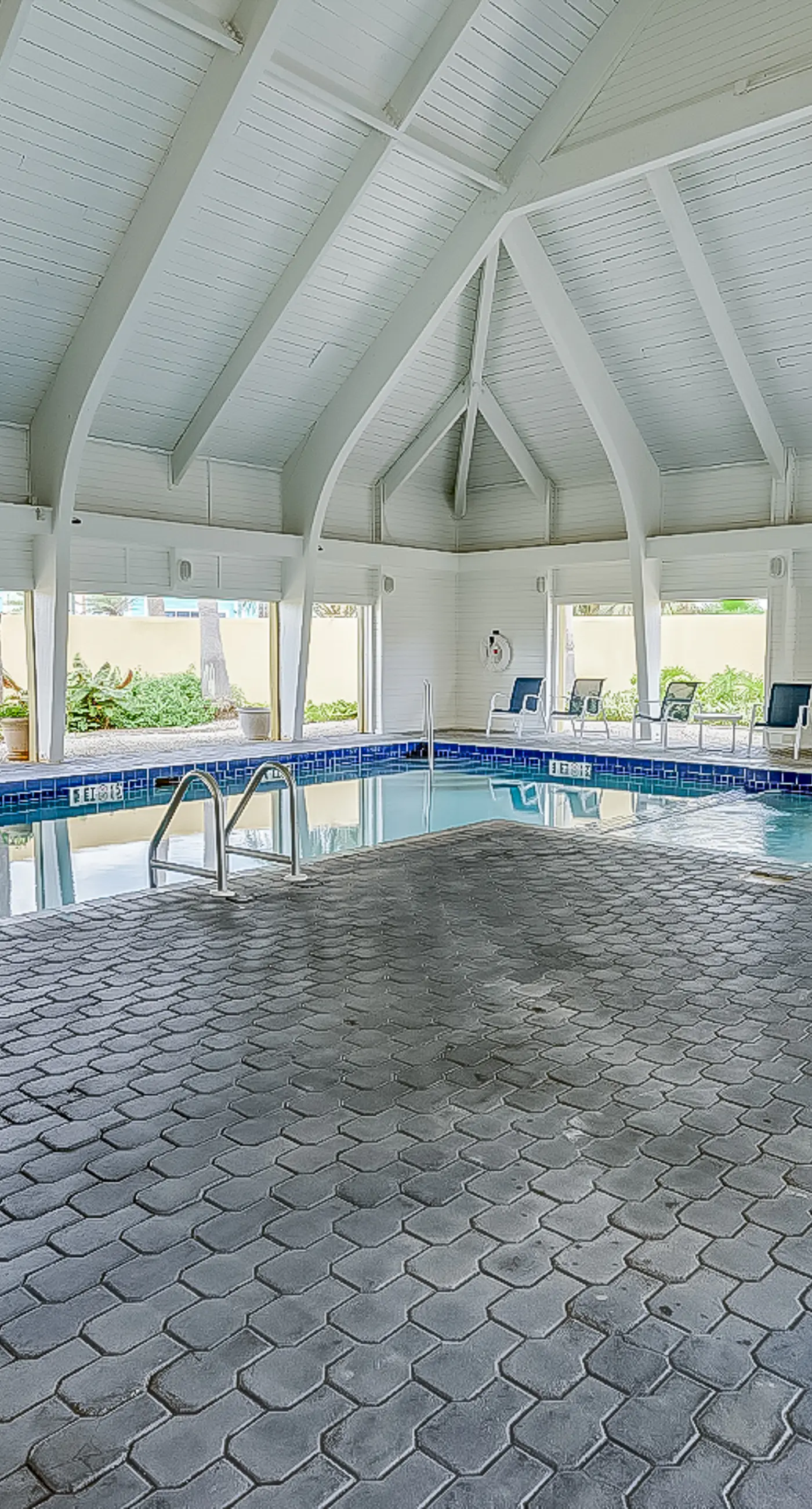 Dreamy beach condo with water views, balcony, pool & beach access