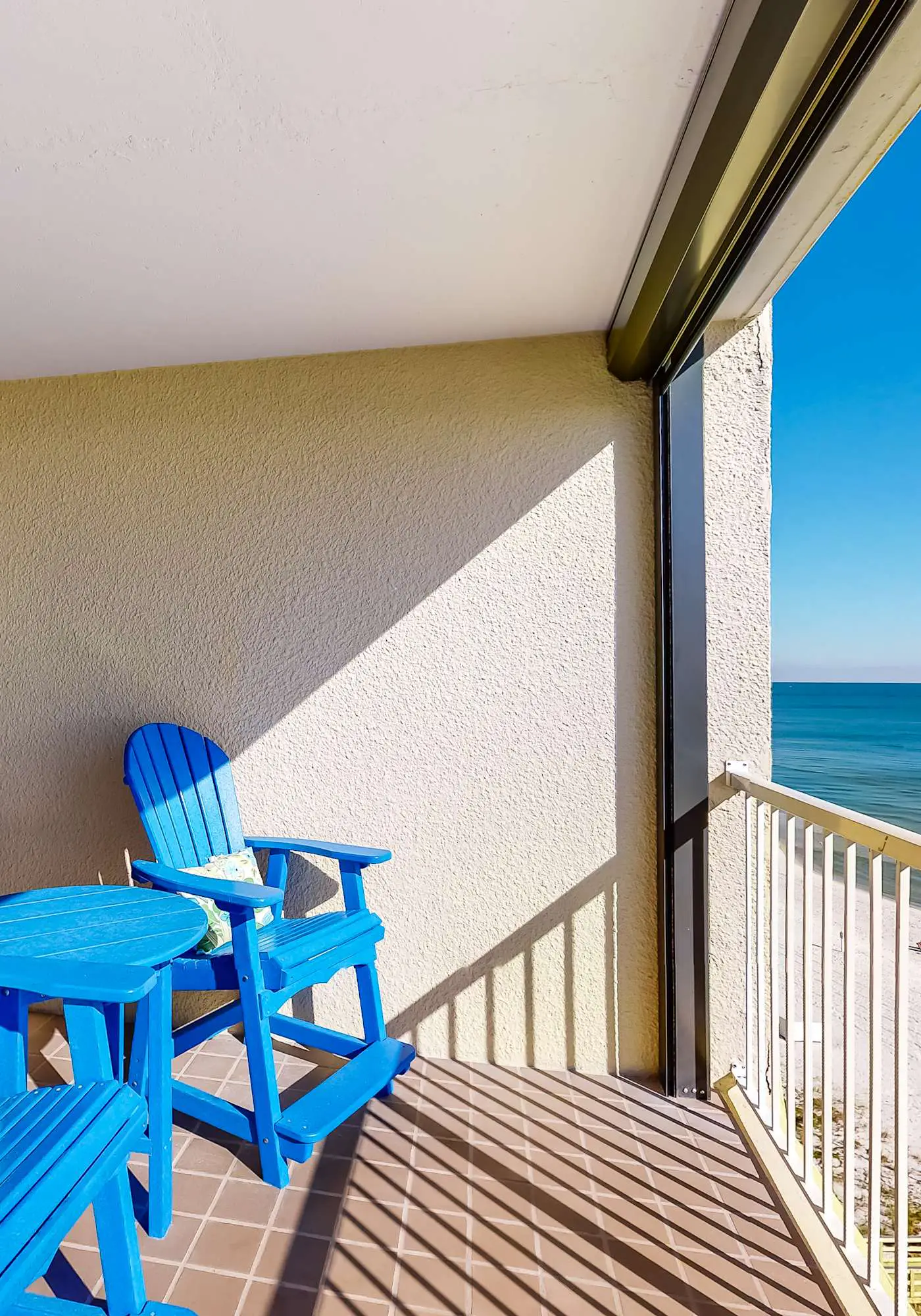 Dreamy beach condo with water views, balcony, pool & beach access