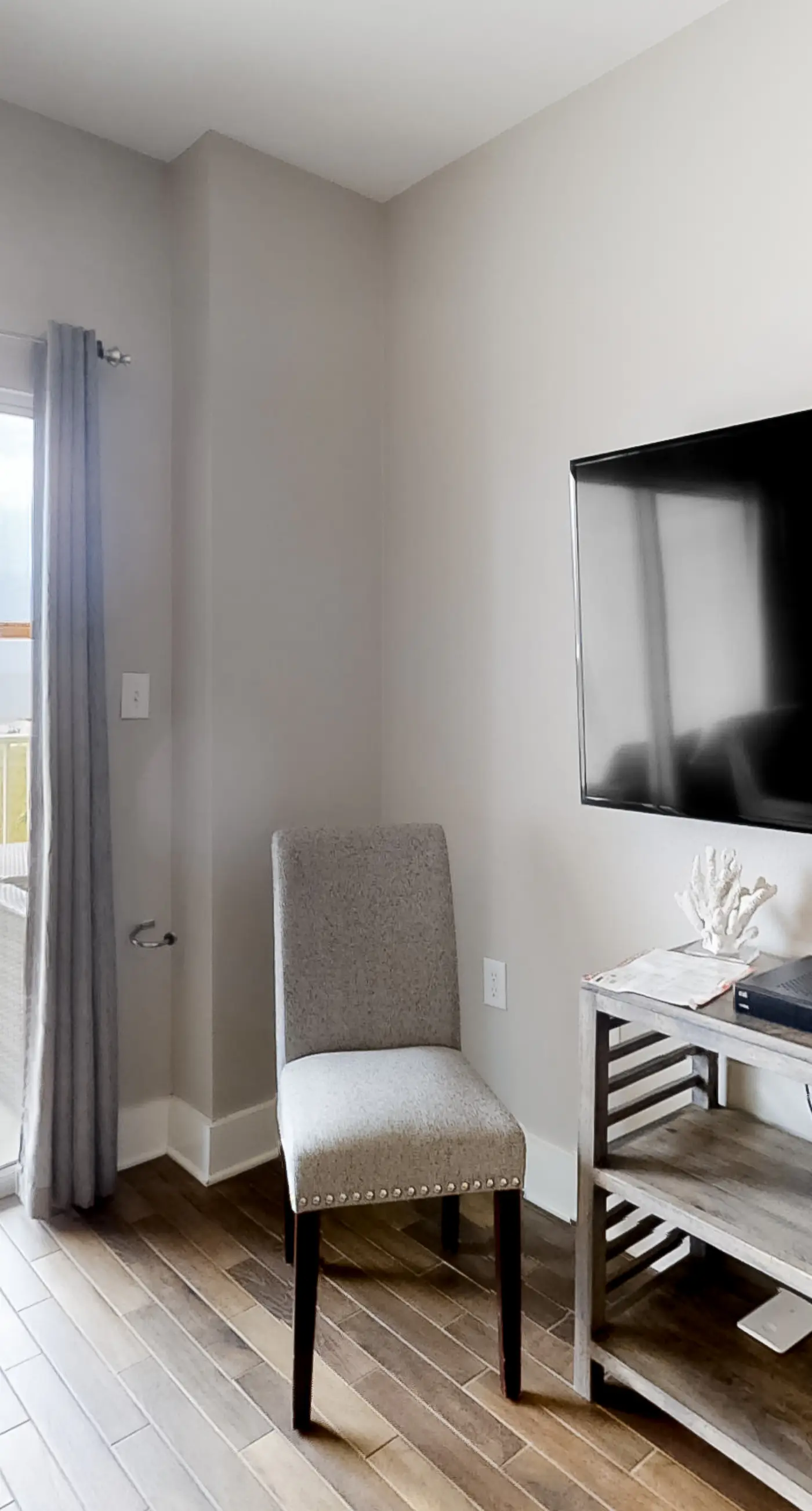 Spacious and Shiny Condo with Shared Pool & Hot Tub, Free WiFi, Central AC