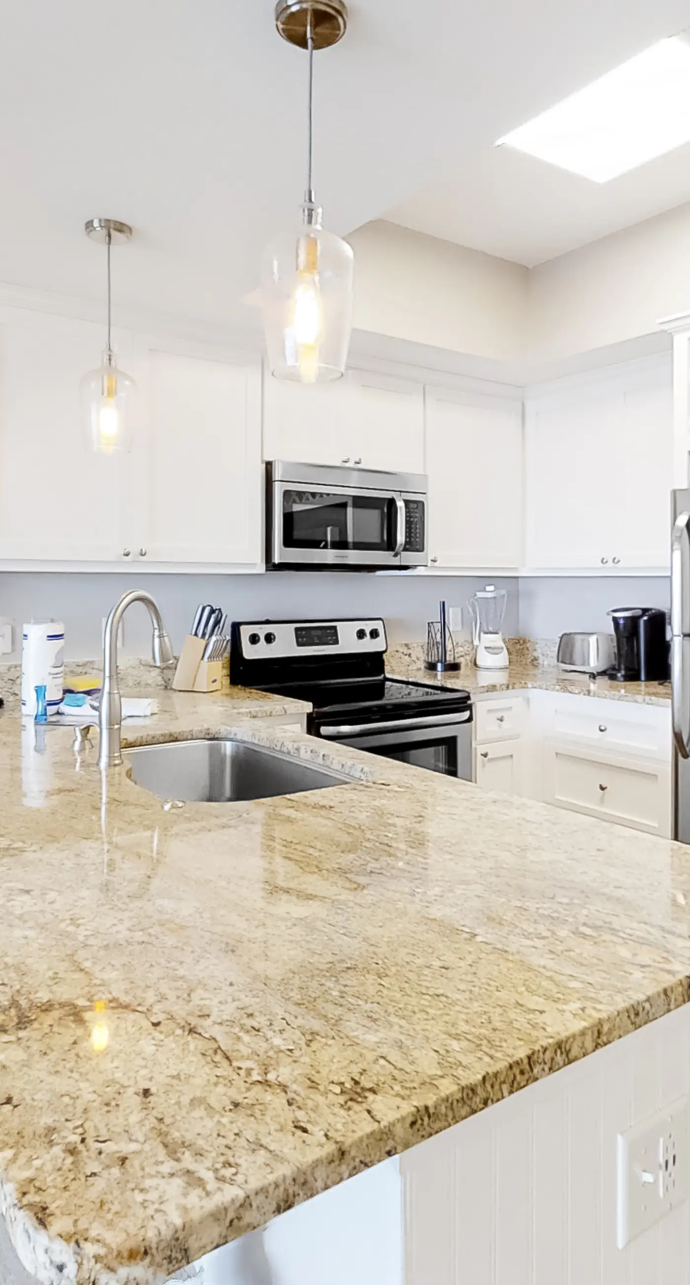 Spacious and Shiny Condo with Shared Pool & Hot Tub, Free WiFi, Central AC