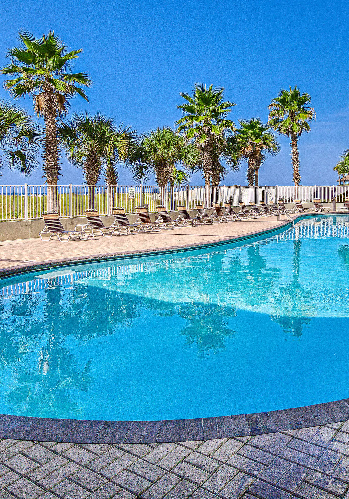 Spacious and Shiny Condo with Shared Pool & Hot Tub, Free WiFi, Central AC