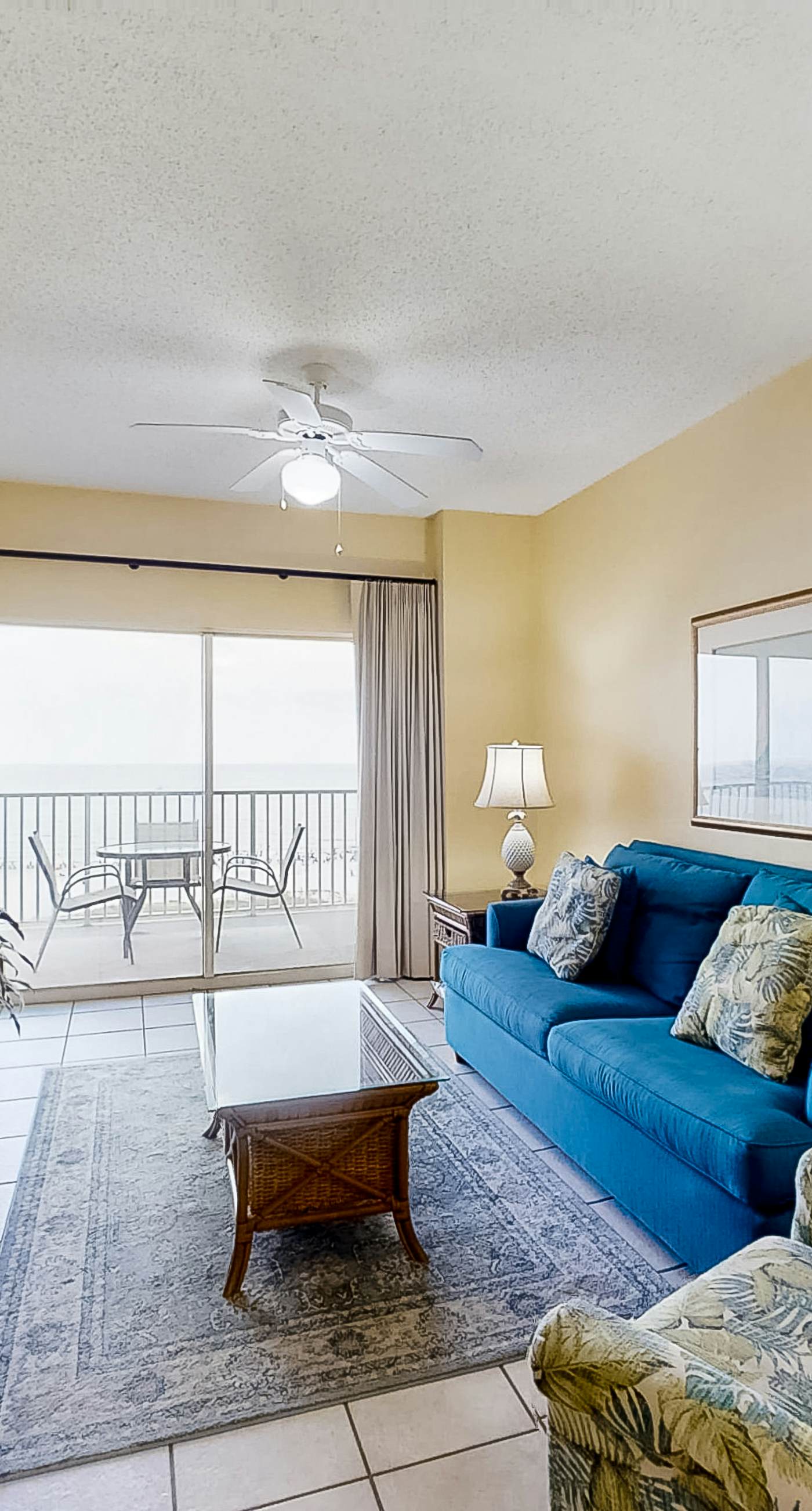 Beautifully Dressed Condo in Beachfront Complex with Shared Pool & Hot Tub & WiFi