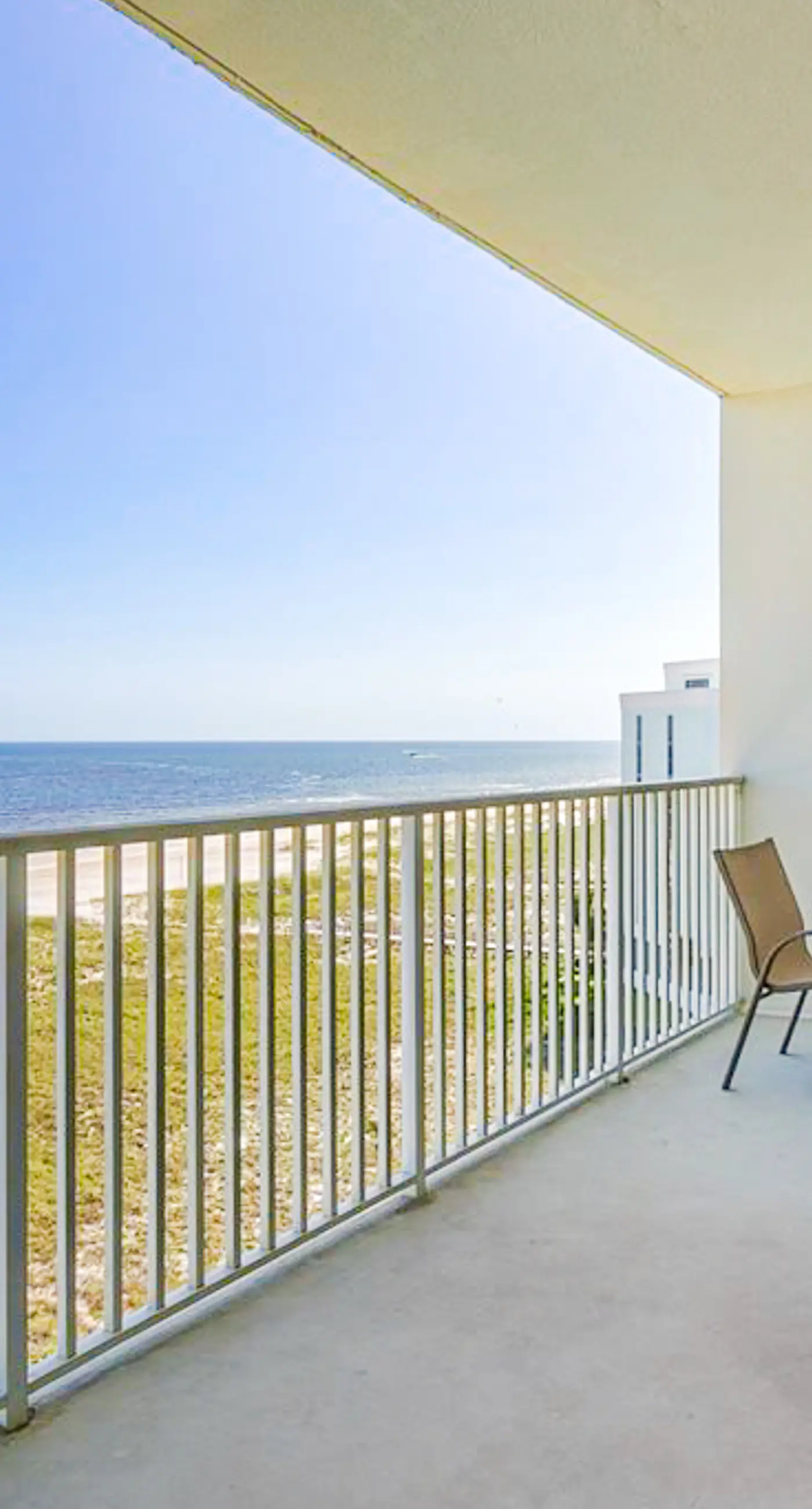 Beautifully Dressed Condo in Beachfront Complex with Shared Pool & Hot Tub & WiFi