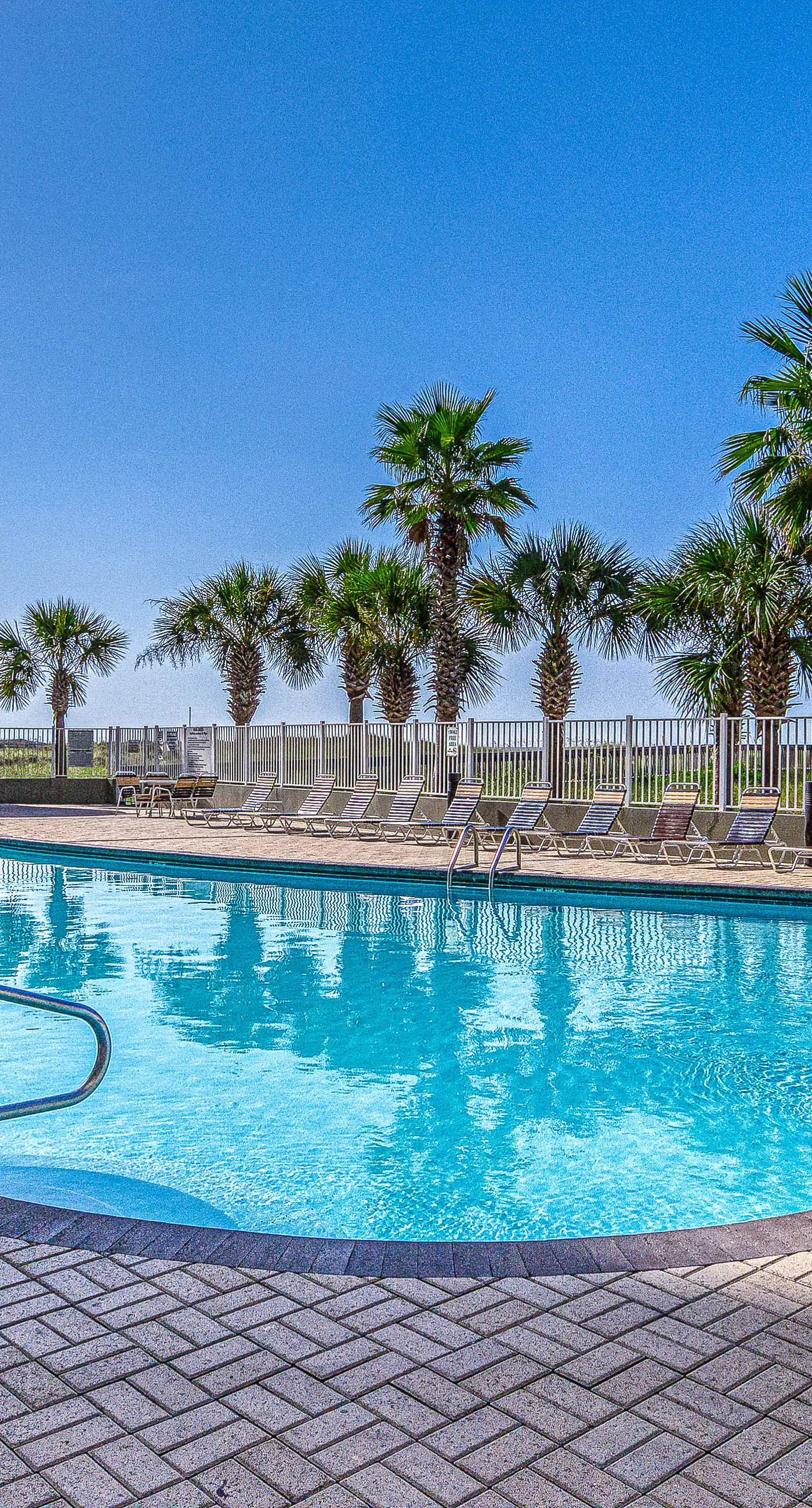 Beautifully Dressed Condo in Beachfront Complex with Shared Pool & Hot Tub & WiFi