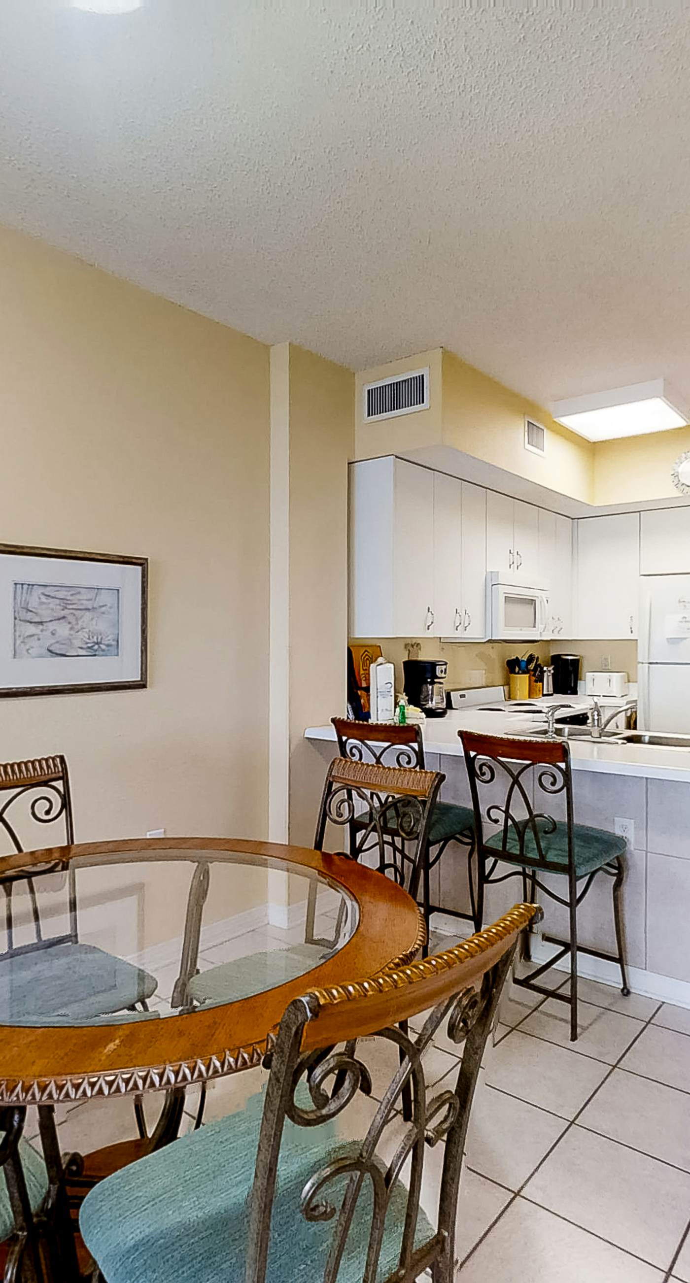 Beautifully Dressed Condo in Beachfront Complex with Shared Pool & Hot Tub & WiFi