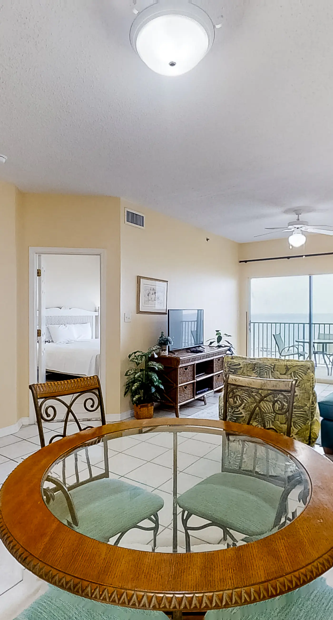 Beautifully Dressed Condo in Beachfront Complex with Shared Pool & Hot Tub & WiFi