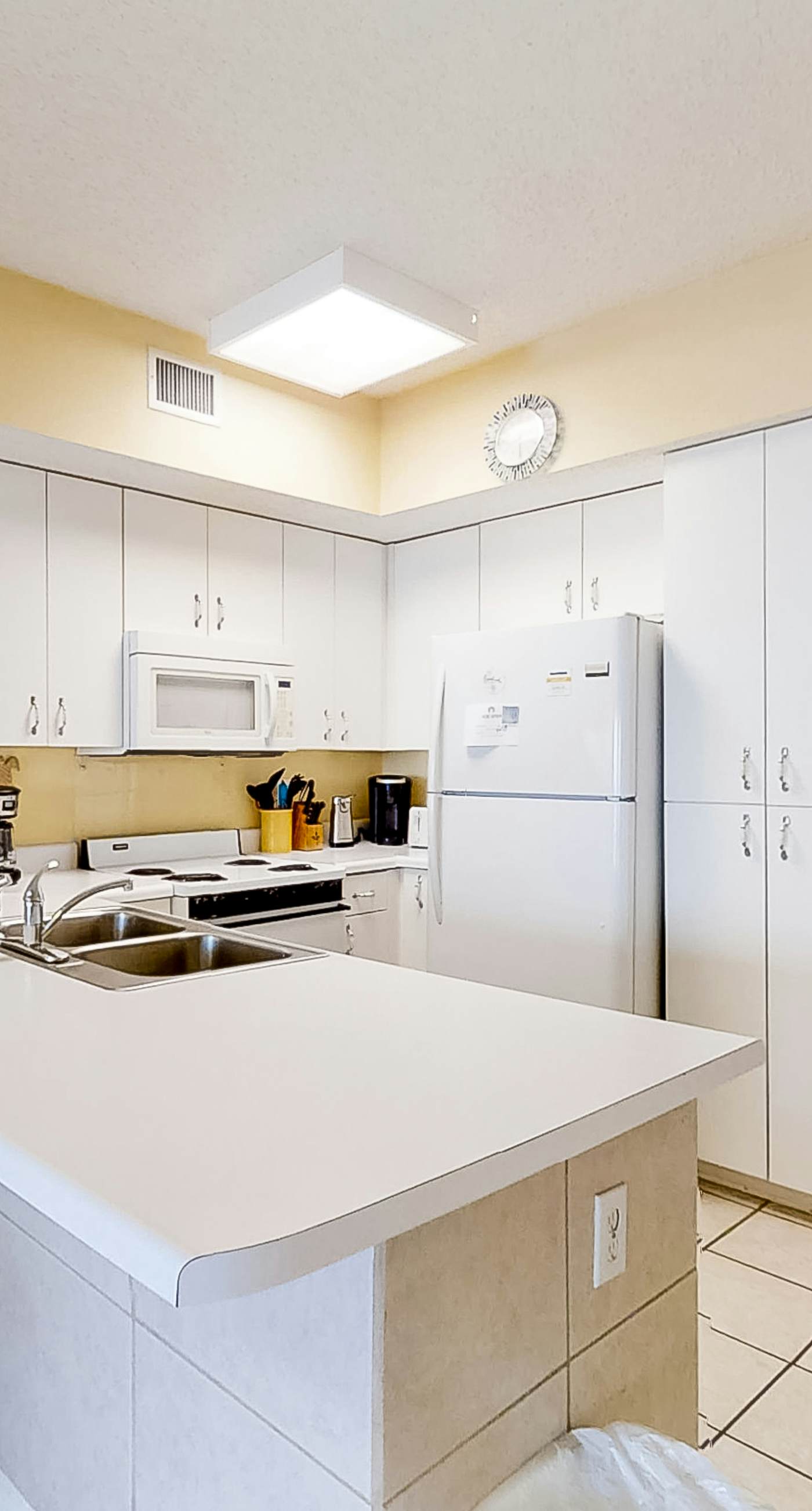 Beautifully Dressed Condo in Beachfront Complex with Shared Pool & Hot Tub & WiFi