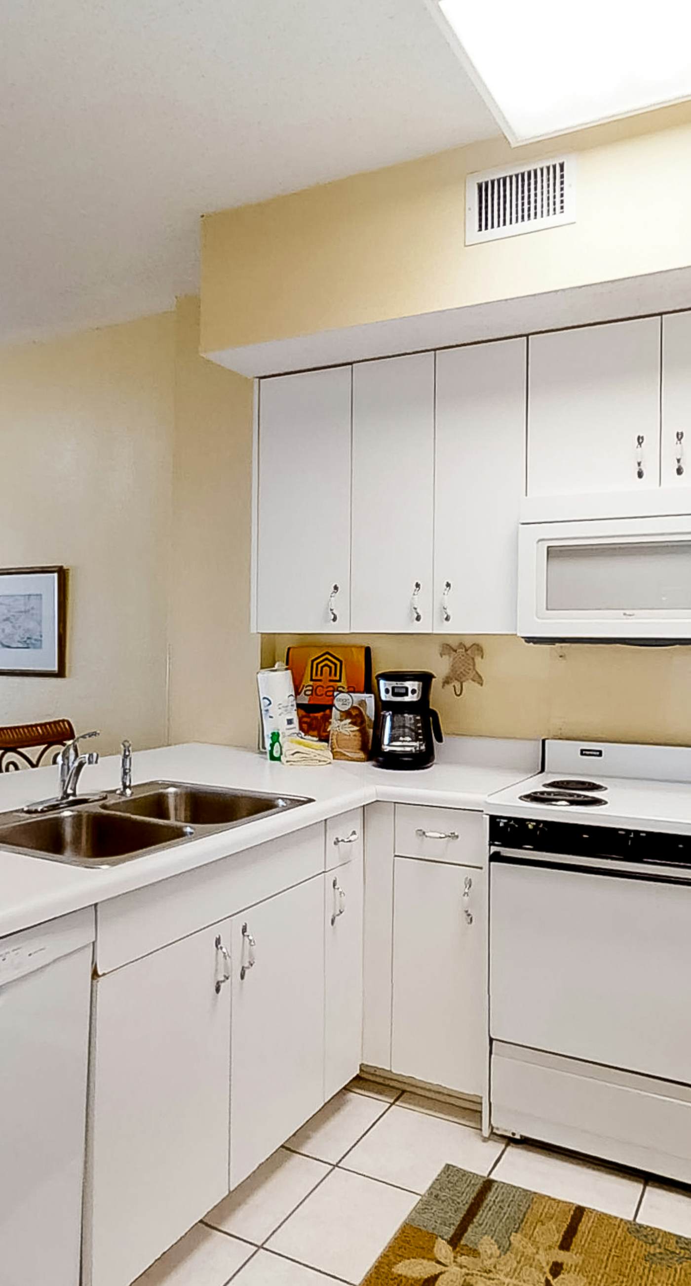 Beautifully Dressed Condo in Beachfront Complex with Shared Pool & Hot Tub & WiFi