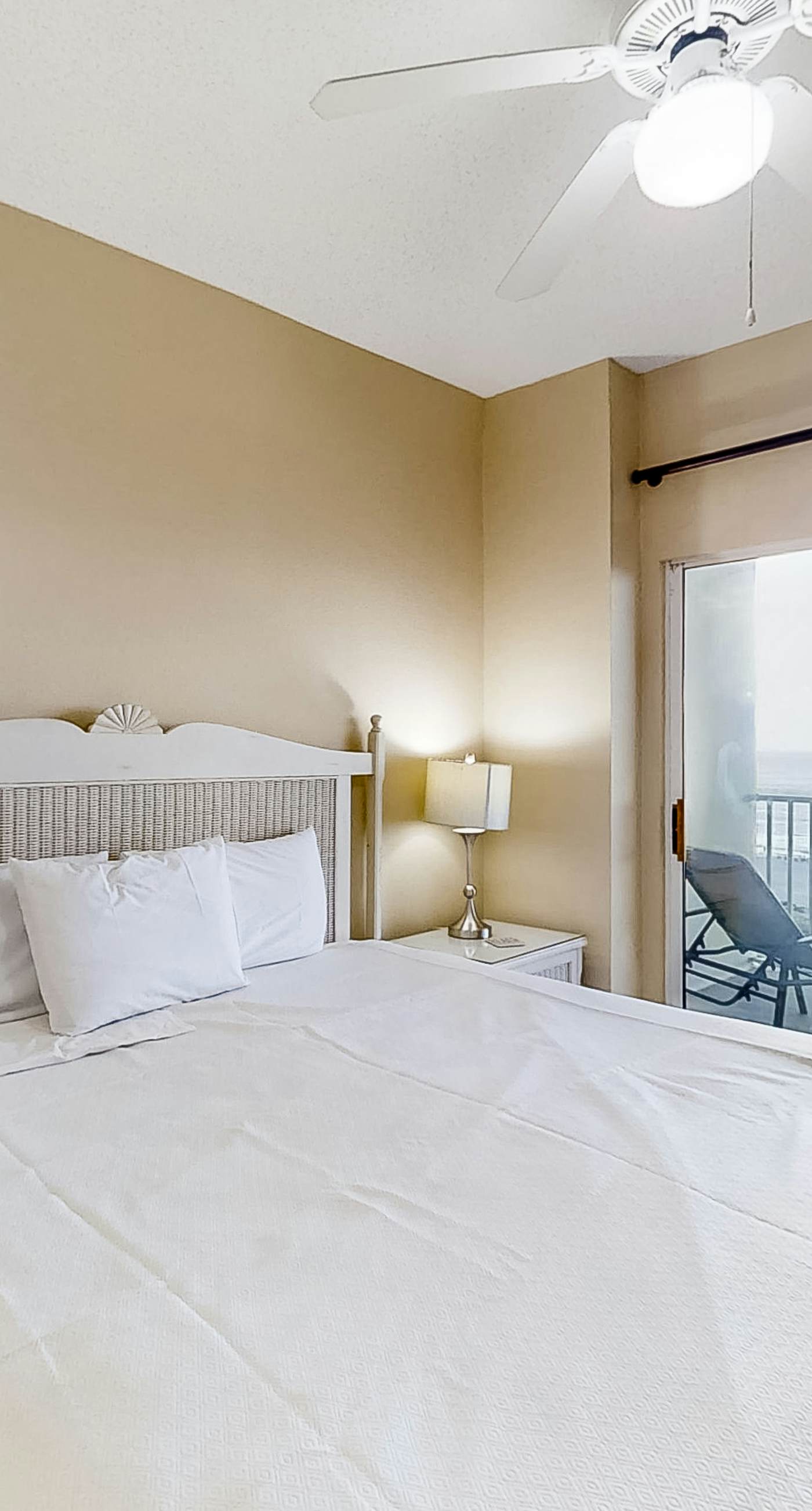 Beautifully Dressed Condo in Beachfront Complex with Shared Pool & Hot Tub & WiFi