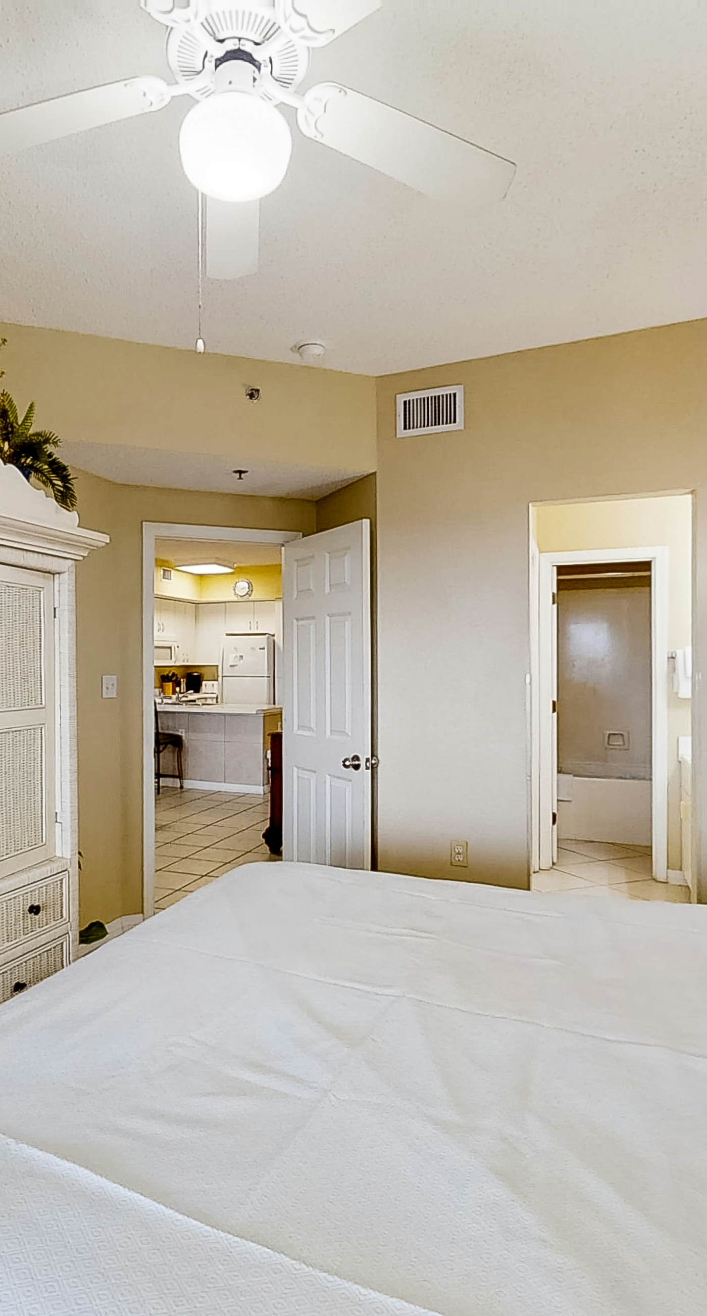 Beautifully Dressed Condo in Beachfront Complex with Shared Pool & Hot Tub & WiFi