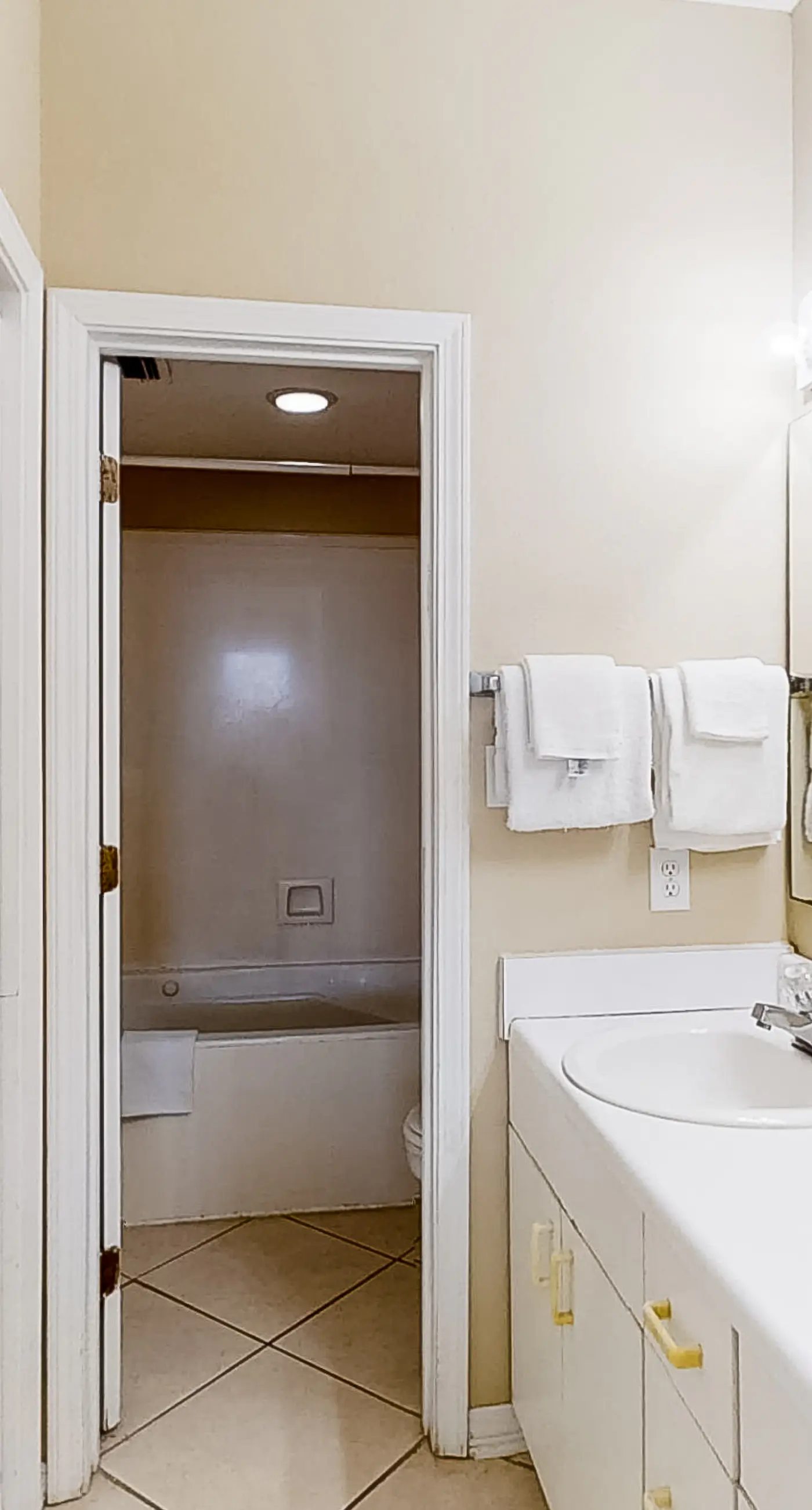 Beautifully Dressed Condo in Beachfront Complex with Shared Pool & Hot Tub & WiFi