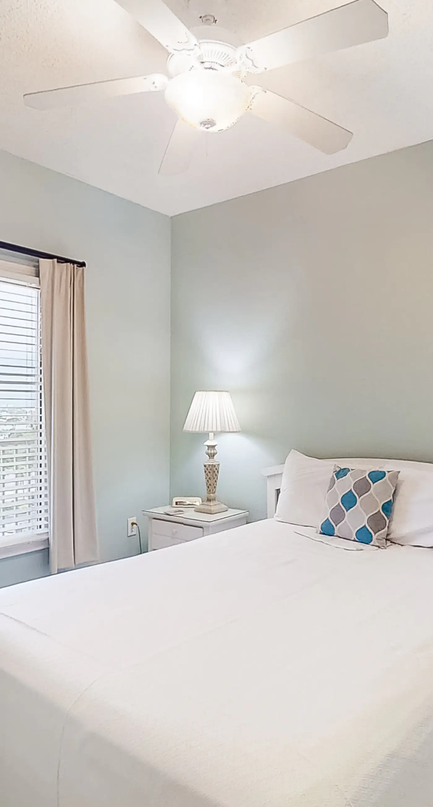 Beautifully Dressed Condo in Beachfront Complex with Shared Pool & Hot Tub & WiFi