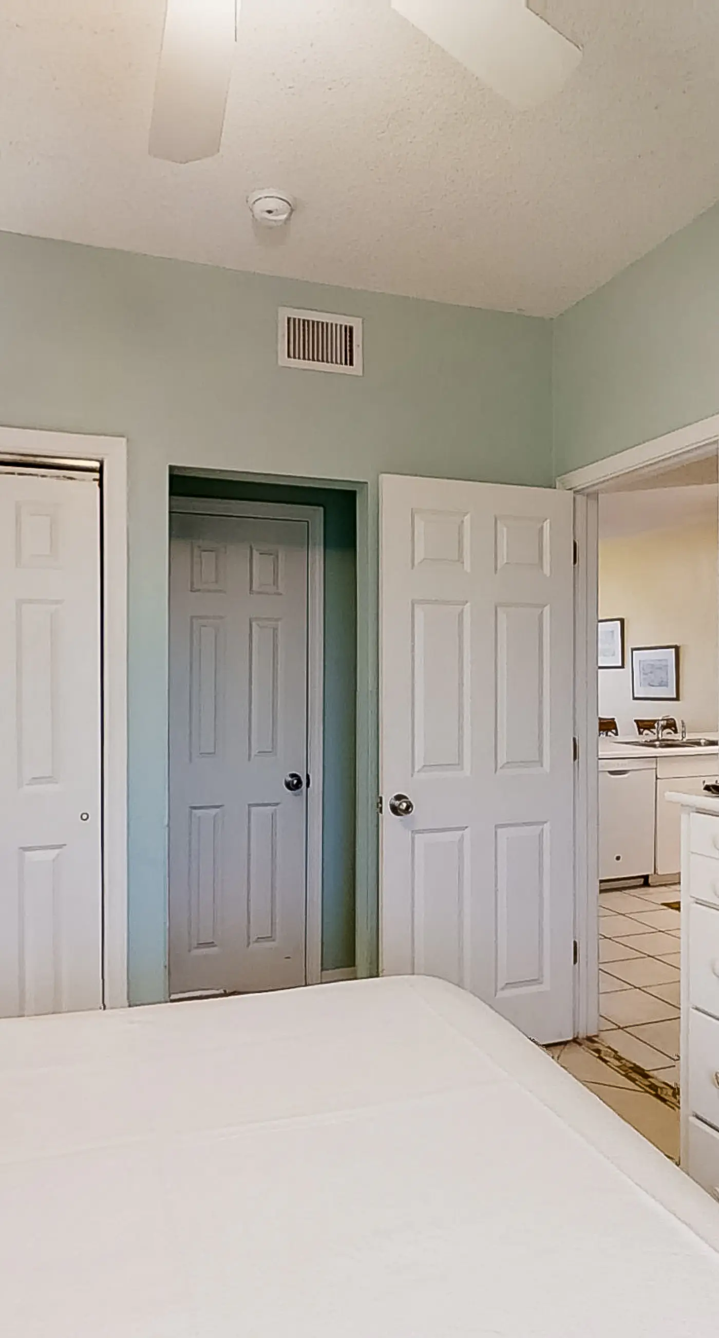 Beautifully Dressed Condo in Beachfront Complex with Shared Pool & Hot Tub & WiFi