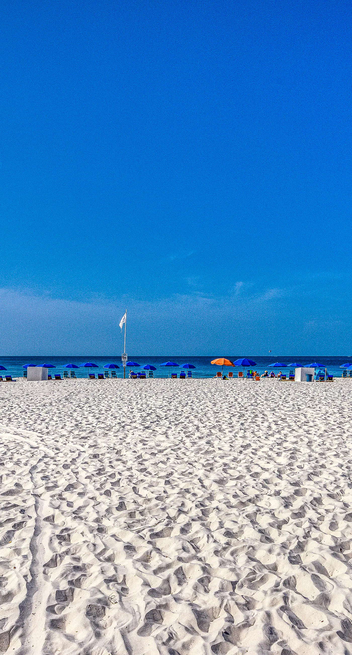 Beautifully Dressed Condo in Beachfront Complex with Shared Pool & Hot Tub & WiFi