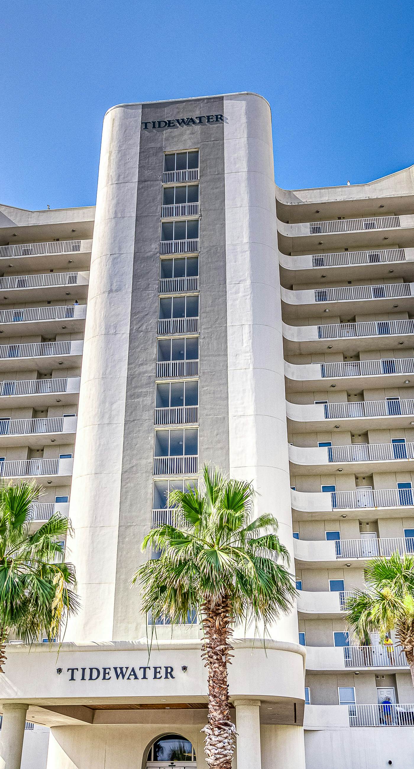 Beautifully Dressed Condo in Beachfront Complex with Shared Pool & Hot Tub & WiFi