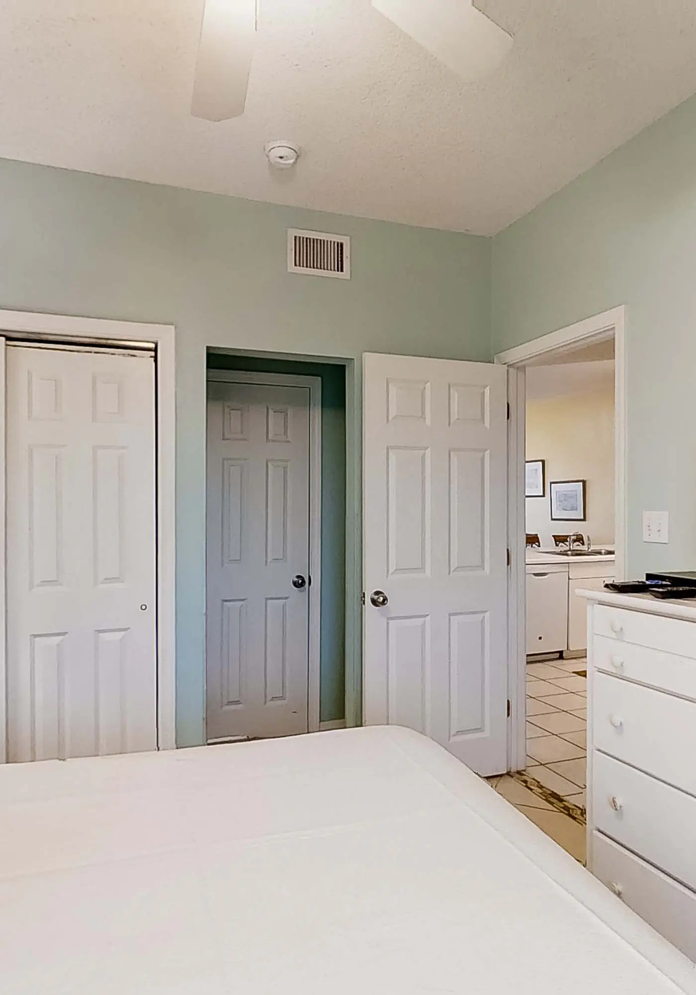 Beautifully Dressed Condo in Beachfront Complex with Shared Pool & Hot Tub & WiFi