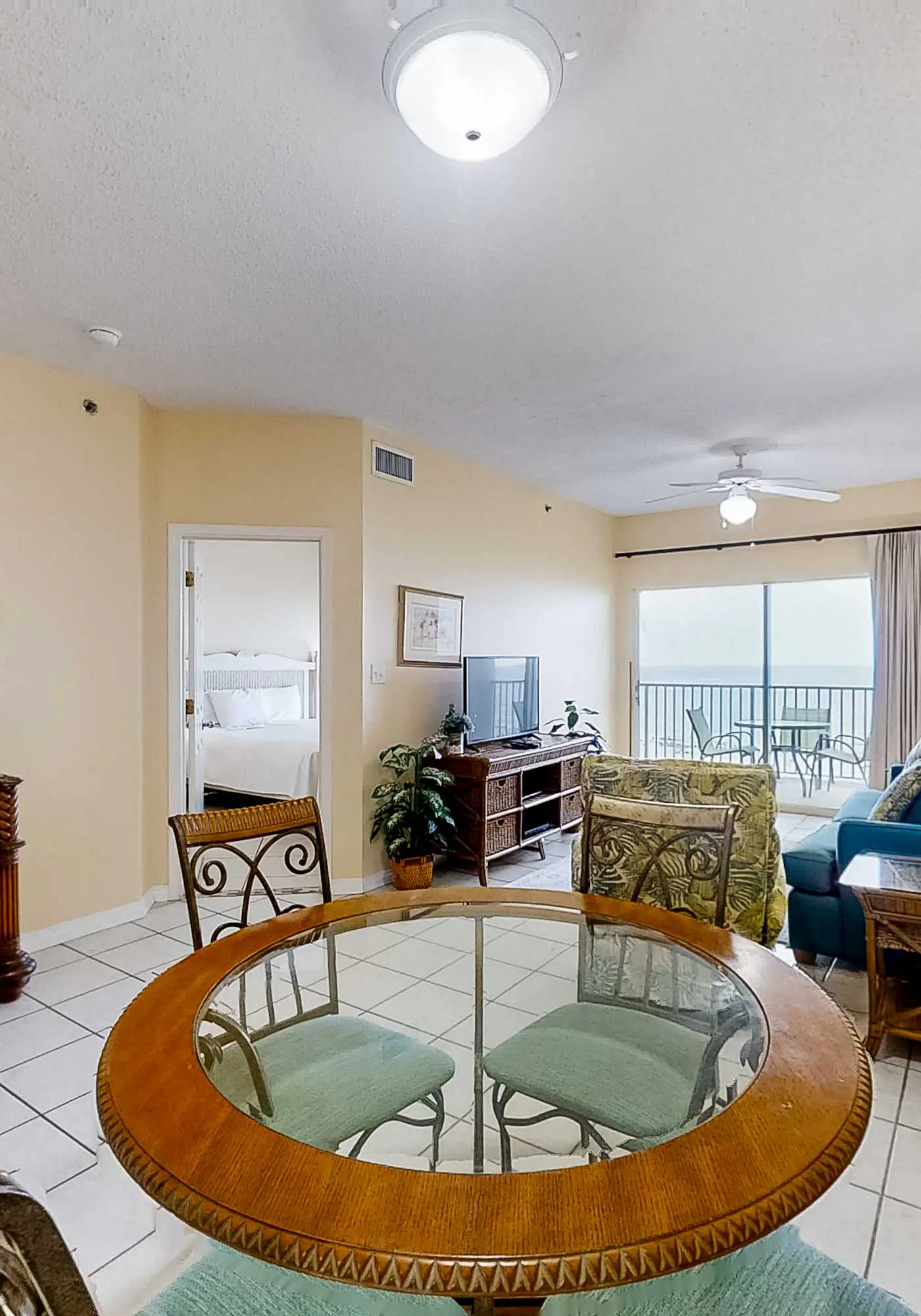 Beautifully Dressed Condo in Beachfront Complex with Shared Pool & Hot Tub & WiFi